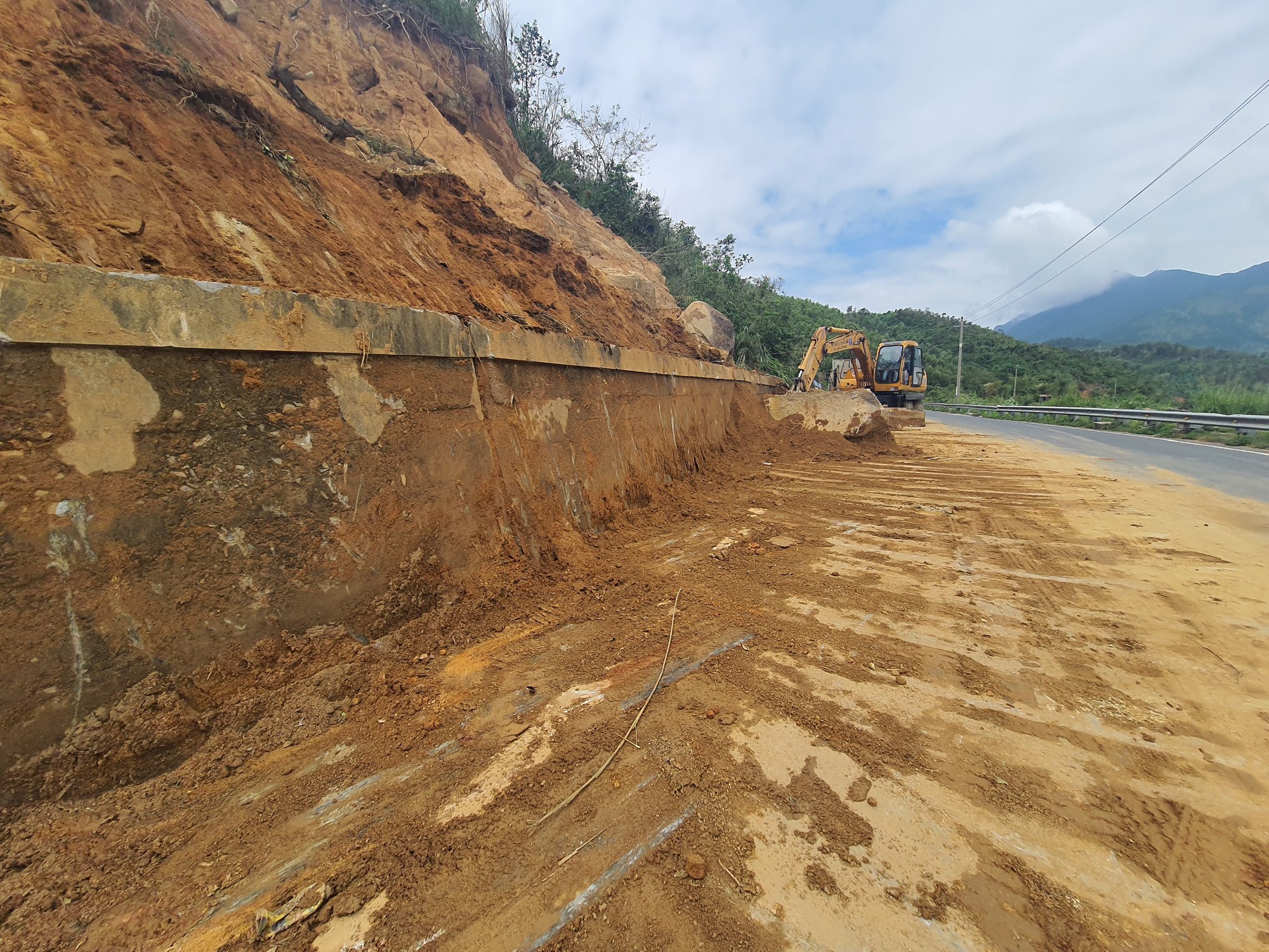 Chùm ảnh: Huy động tổng lực khắc phục hư hỏng tuyến đường đèo Hải Vân - Ảnh 10.