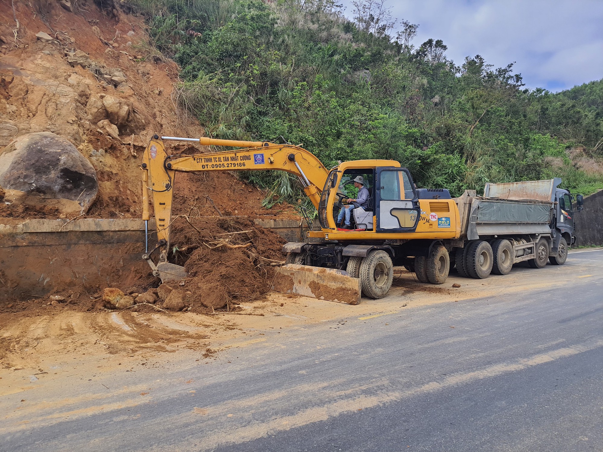 Chùm ảnh: Huy động tổng lực khắc phục hư hỏng tuyến đường đèo Hải Vân - Ảnh 8.