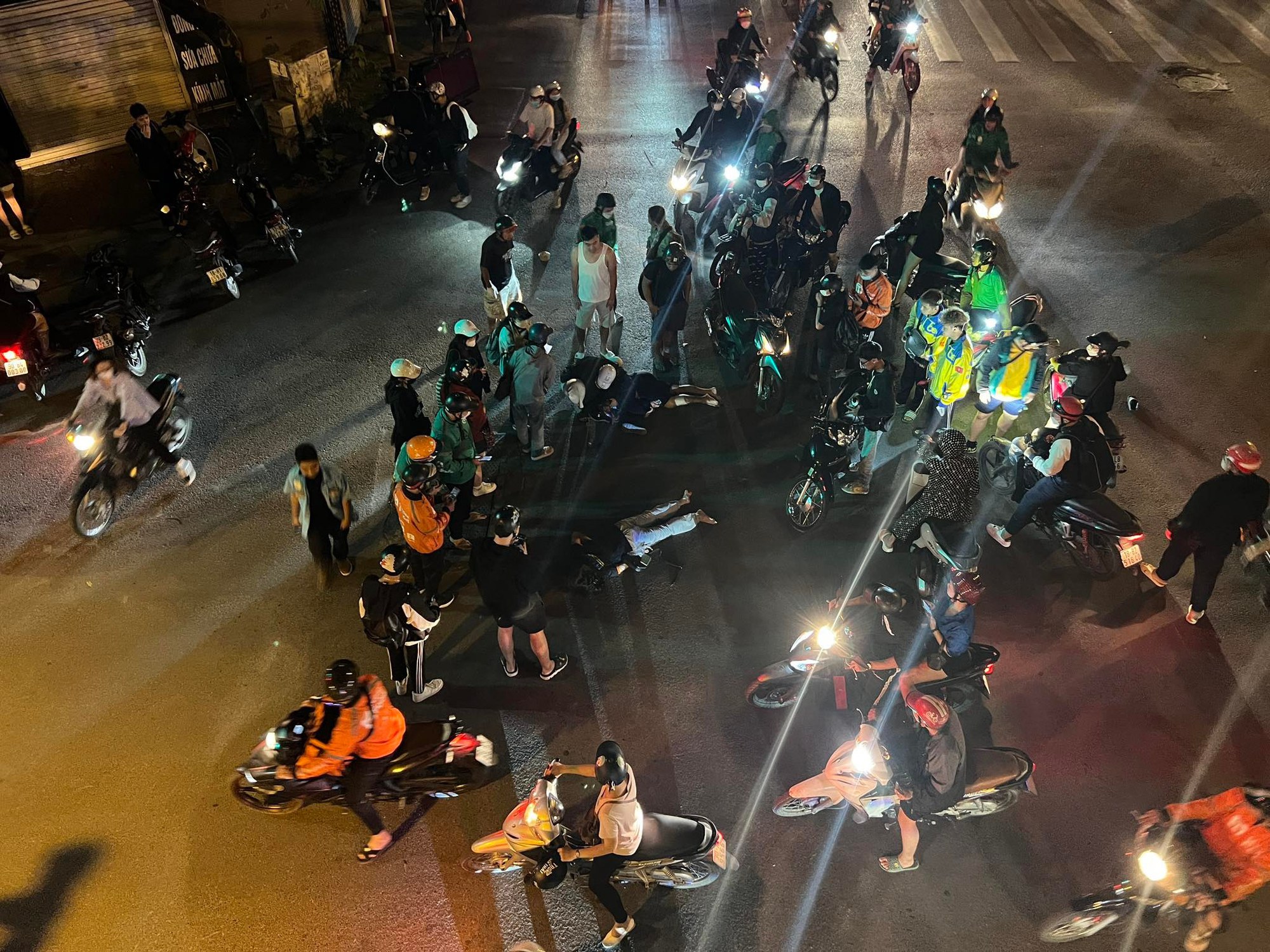 Hà Nội: Siêu xe bạc tỷ "nằm gọn" trên dải phân cách cầu Chương Dương - Ảnh 1.