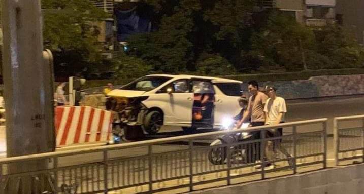 Hà Nội: Siêu xe bạc tỷ "nằm gọn" trên dải phân cách cầu Chương Dương - Ảnh 2.