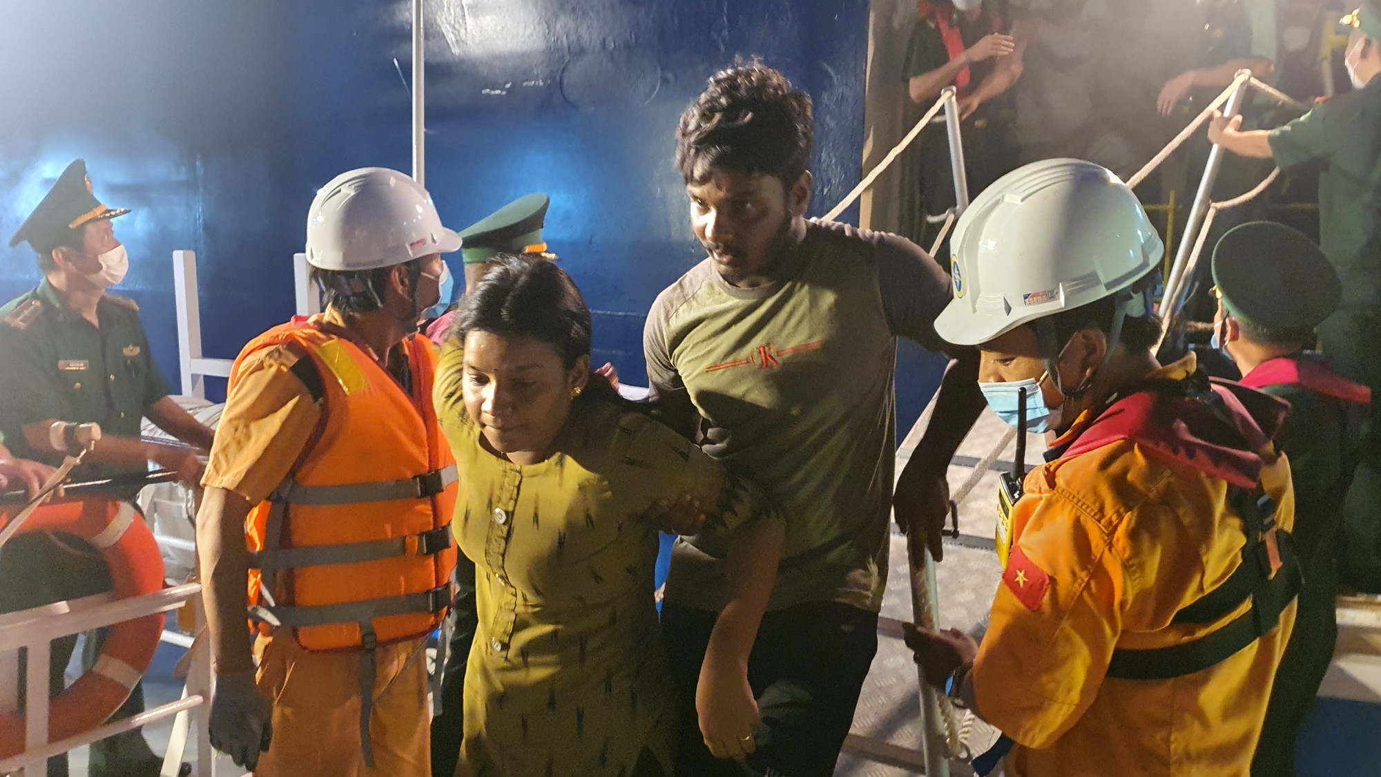 Hình ảnh mới nhất về 303 công dân Sri Lanka trôi dạt trên biển được đưa về Vũng Tàu - Ảnh 6. Hình ảnh mới nhất về 303 công dân Sri Lanka trôi dạt trên biển được đưa về Vũng Tàu - Ảnh 6.