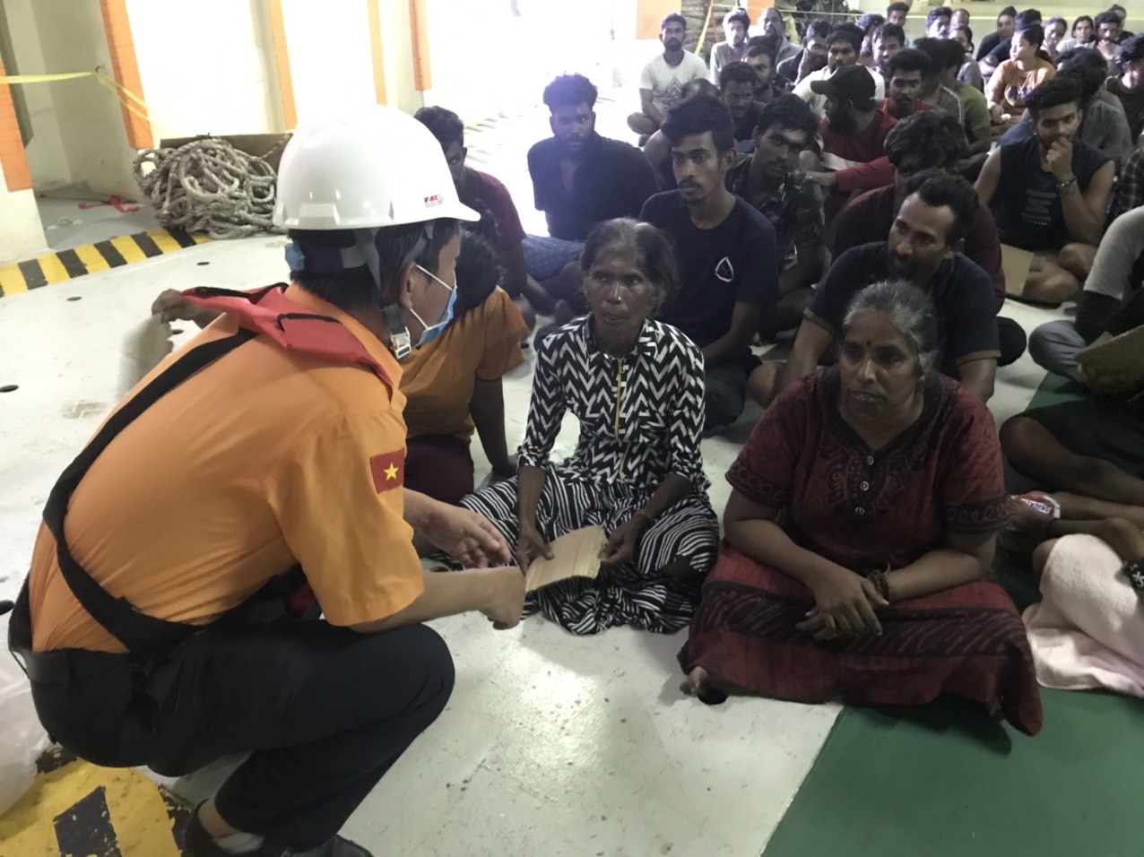 Hình ảnh mới nhất về 303 công dân Sri Lanka trôi dạt trên biển được đưa về Vũng Tàu - Ảnh 7. Hình ảnh mới nhất về 303 công dân Sri Lanka trôi dạt trên biển được đưa về Vũng Tàu - Ảnh 7.