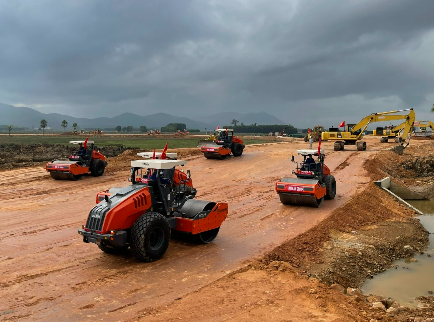 Một nhà thầu cam kết hoàn thành đúng tiến độ 4 dự án cao tốc Bắc - Nam - Ảnh 2. Một nhà thầu cam kết hoàn thành đúng tiến độ 4 dự án cao tốc Bắc - Nam - Ảnh 2.