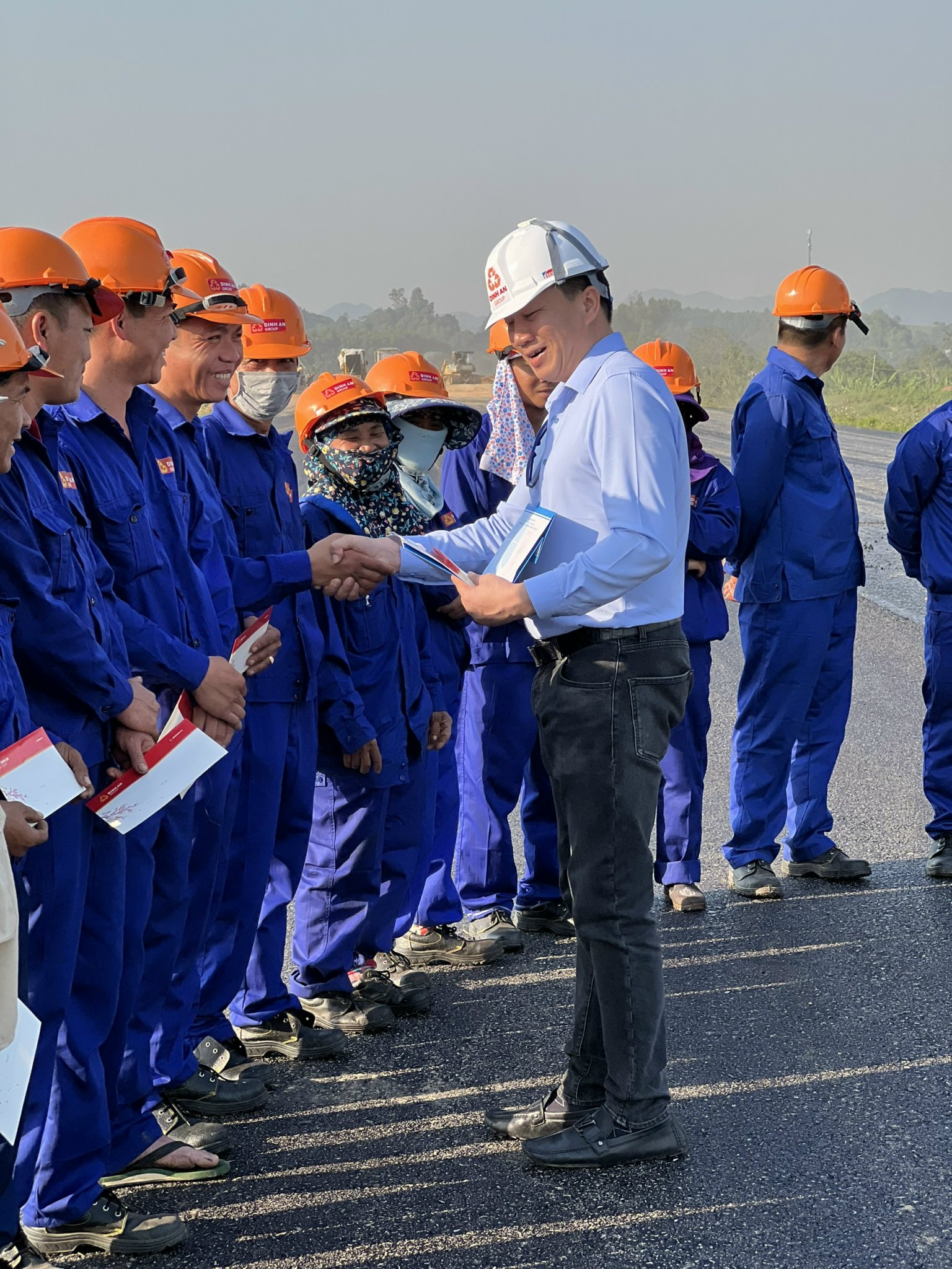 Một nhà thầu cam kết hoàn thành đúng tiến độ 4 dự án cao tốc Bắc - Nam - Ảnh 7. Một nhà thầu cam kết hoàn thành đúng tiến độ 4 dự án cao tốc Bắc - Nam - Ảnh 7.