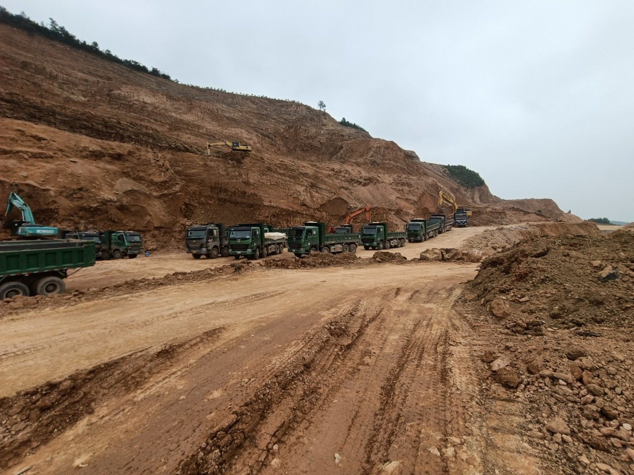 Một nhà thầu cam kết hoàn thành đúng tiến độ 4 dự án cao tốc Bắc - Nam - Ảnh 11. Một nhà thầu cam kết hoàn thành đúng tiến độ 4 dự án cao tốc Bắc - Nam - Ảnh 11.