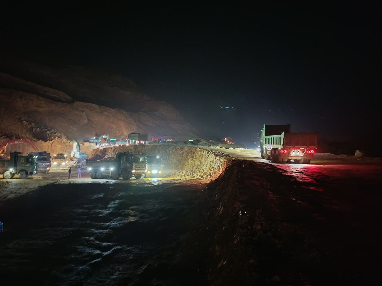 Một nhà thầu cam kết hoàn thành đúng tiến độ 4 dự án cao tốc Bắc - Nam - Ảnh 12. Một nhà thầu cam kết hoàn thành đúng tiến độ 4 dự án cao tốc Bắc - Nam - Ảnh 12.