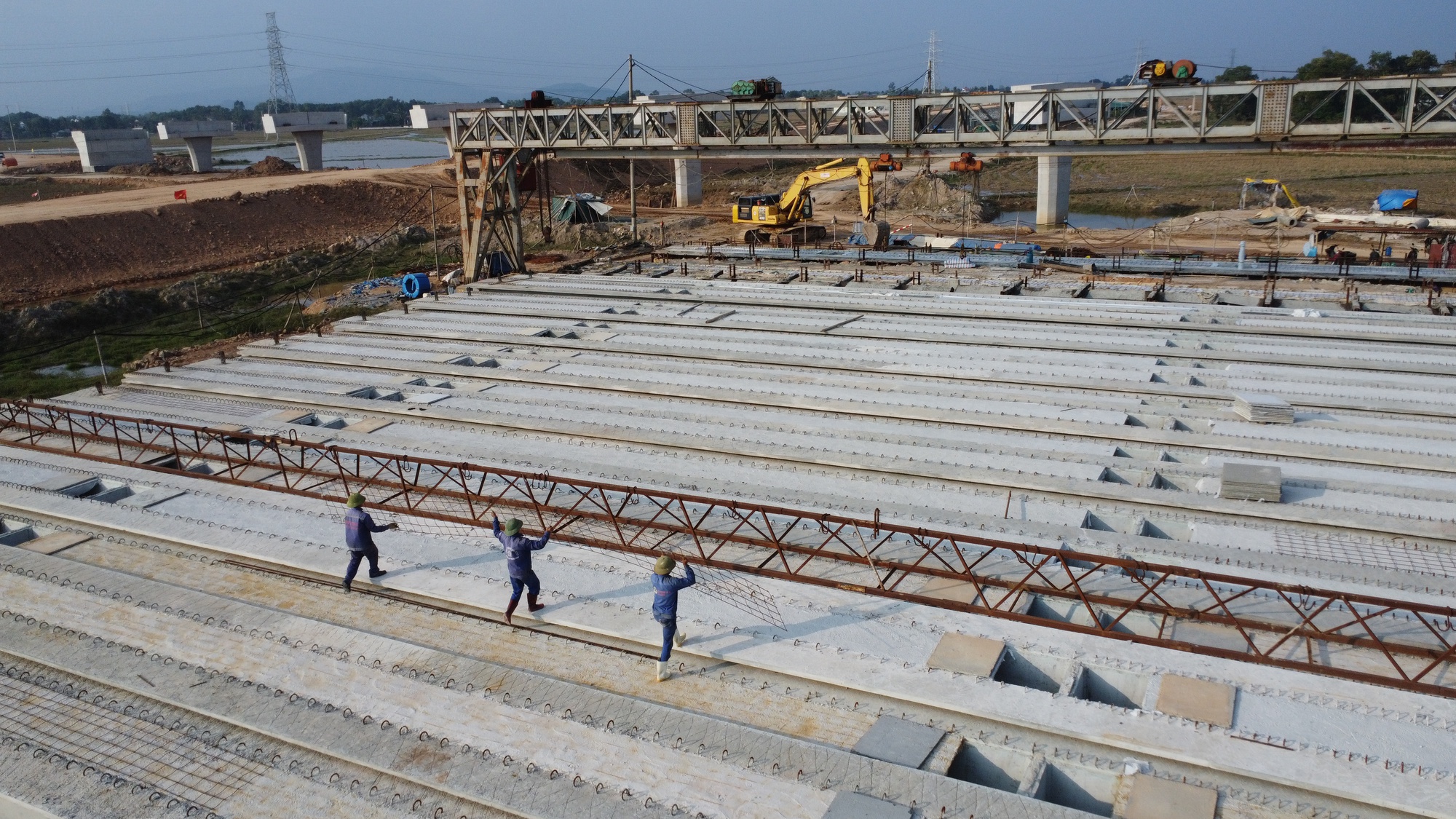 Một nhà thầu cam kết hoàn thành đúng tiến độ 4 dự án cao tốc Bắc - Nam - Ảnh 14. Một nhà thầu cam kết hoàn thành đúng tiến độ 4 dự án cao tốc Bắc - Nam - Ảnh 14.