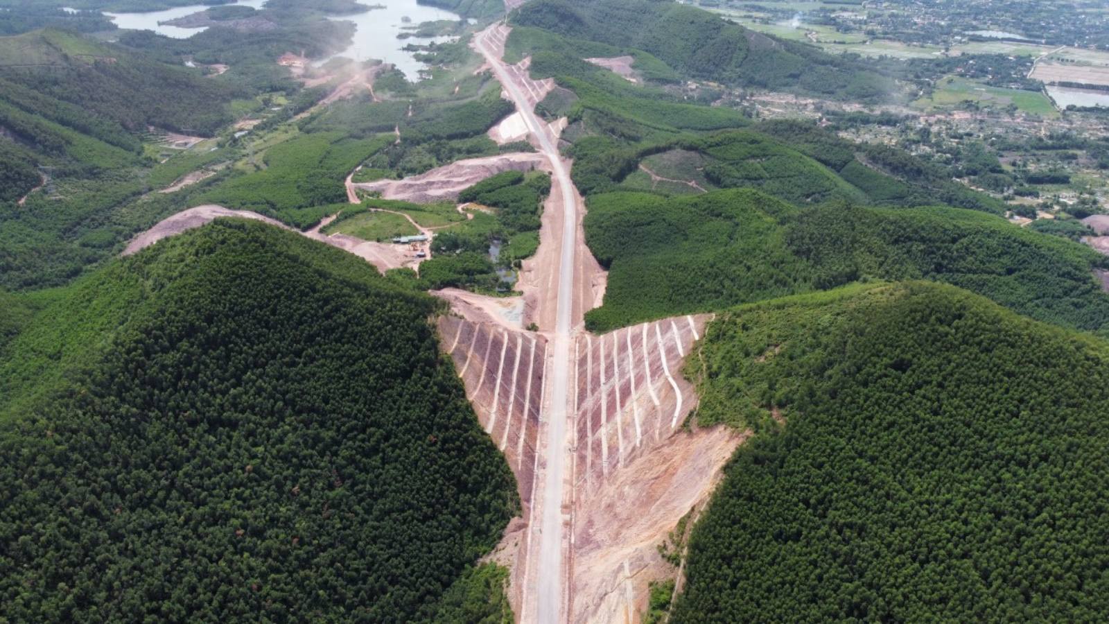 Một nhà thầu cam kết hoàn thành đúng tiến độ 4 dự án cao tốc Bắc - Nam - Ảnh 16. Một nhà thầu cam kết hoàn thành đúng tiến độ 4 dự án cao tốc Bắc - Nam - Ảnh 16.