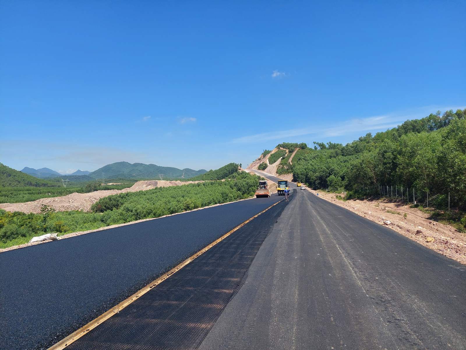 Một nhà thầu cam kết hoàn thành đúng tiến độ 4 dự án cao tốc Bắc - Nam - Ảnh 17. Một nhà thầu cam kết hoàn thành đúng tiến độ 4 dự án cao tốc Bắc - Nam - Ảnh 17.