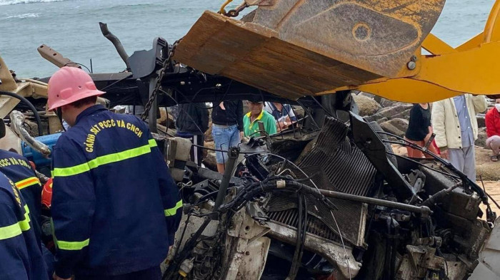 Bình Đình: Xe chở bê tông lao dốc xuống biển, 1 người chết - Ảnh 2. Bình Đình: Xe chở bê tông lao dốc xuống biển, 1 người chết - Ảnh 2.