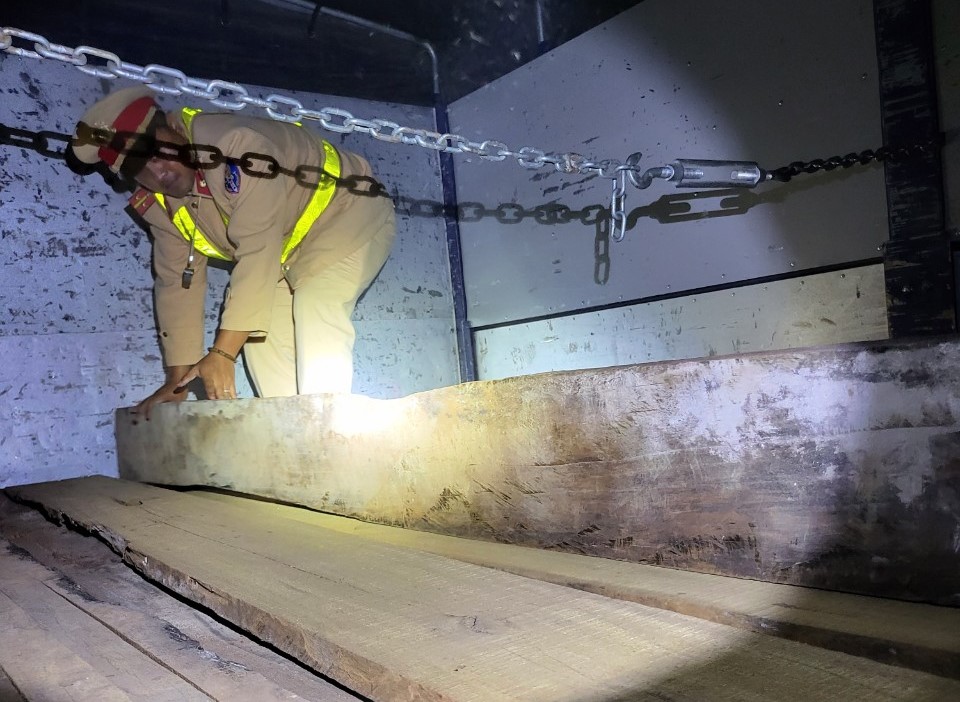 CSGT tuần tra xuyên đêm, bắt giữ xe chỗ 46 thanh gỗ không rõ nguồn gốc - Ảnh 3.