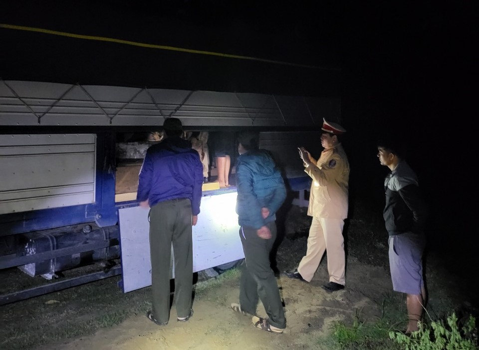 CSGT tuần tra xuyên đêm, bắt giữ xe chỗ 46 thanh gỗ không rõ nguồn gốc - Ảnh 2.