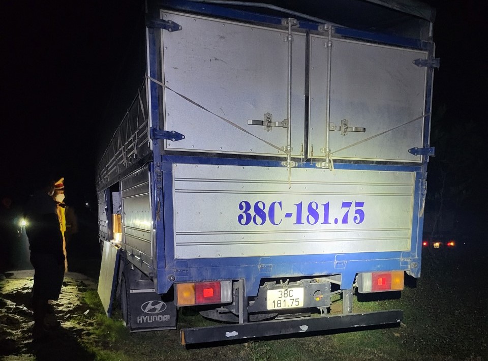 CSGT tuần tra xuyên đêm, bắt giữ xe chỗ 46 thanh gỗ không rõ nguồn gốc - Ảnh 4.