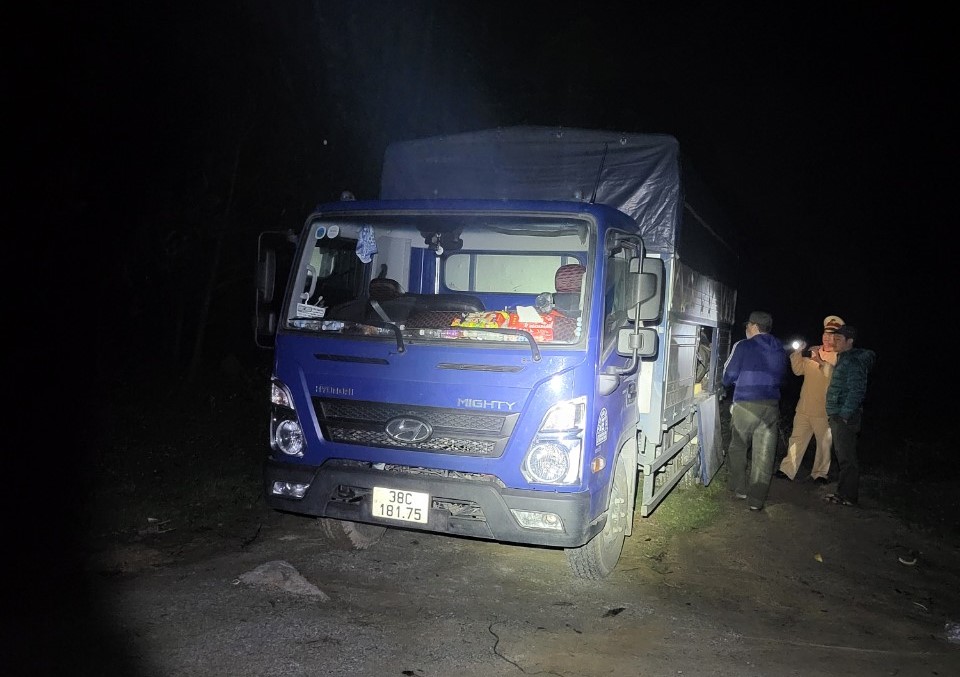 CSGT tuần tra xuyên đêm, bắt giữ xe chỗ 46 thanh gỗ không rõ nguồn gốc - Ảnh 1.