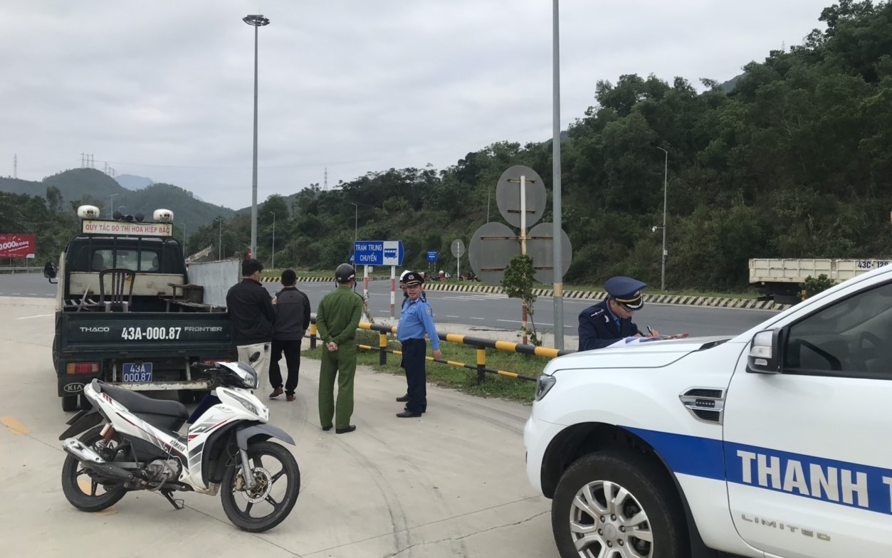 Dẹp lều, quán lấn chiếm hành lang ATGT tuyến hầm Hải Vân  - Ảnh 1.