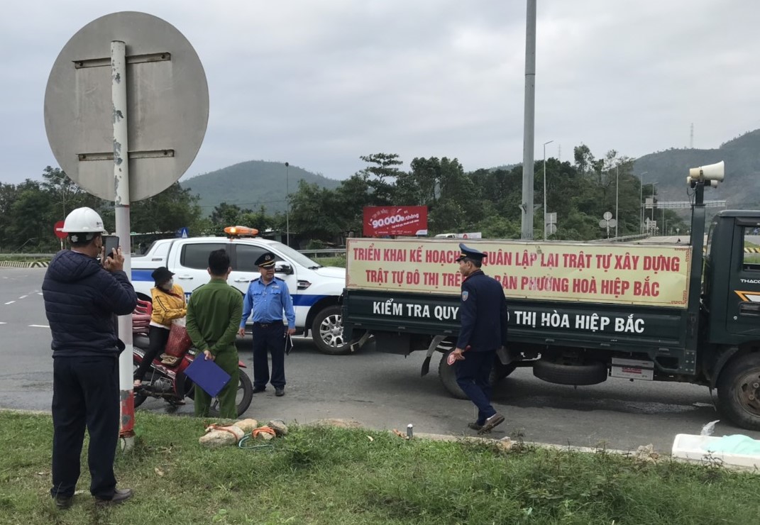 Dẹp lều, quán lấn chiếm hành lang ATGT tuyến đường dẫn hầm Hải Vân - Ảnh 2.