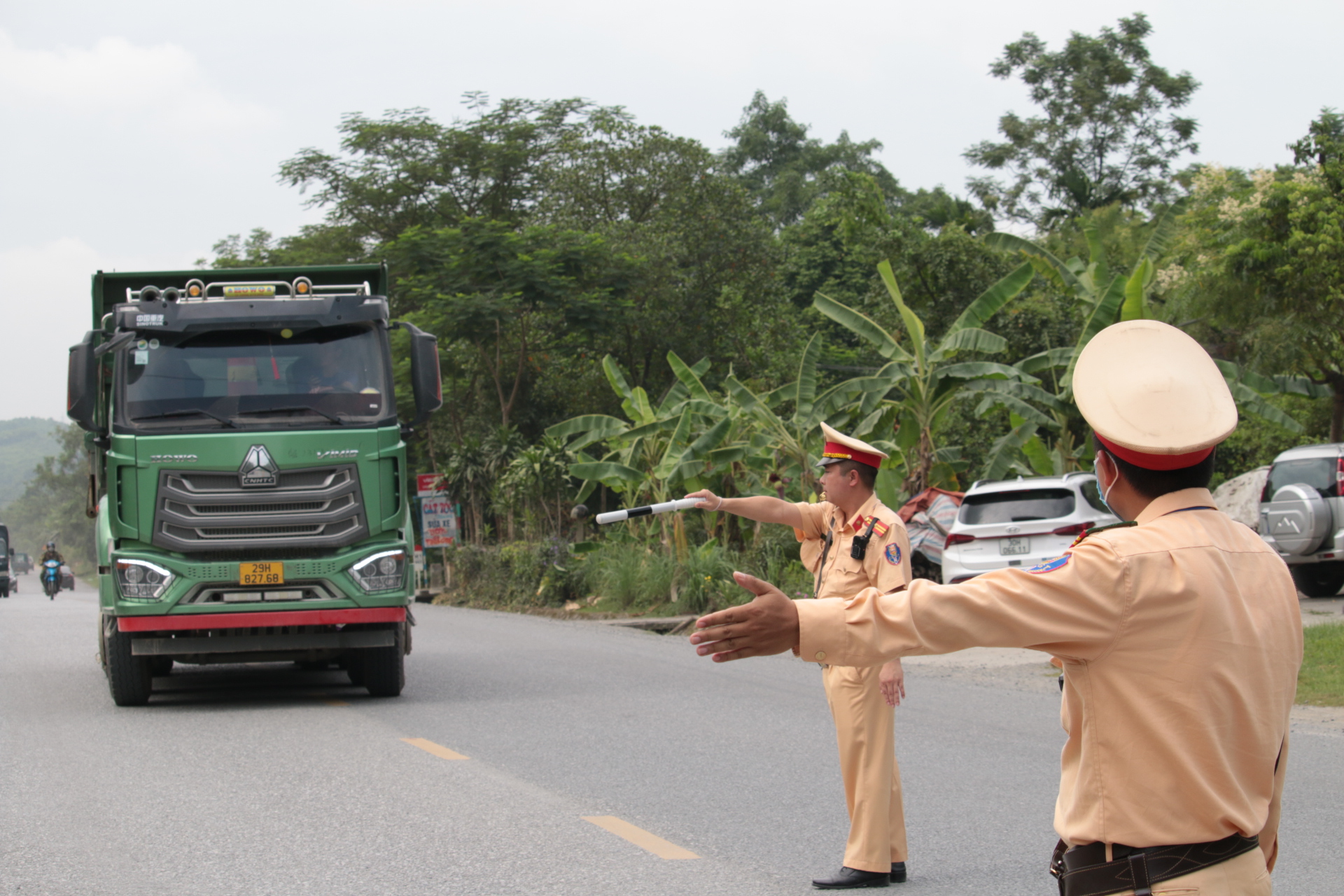  8 nhiệm vụ trọng tâm đảm bảo ATGT trong dịp cuối năm và Lễ hội mùa xuân - Ảnh 3.