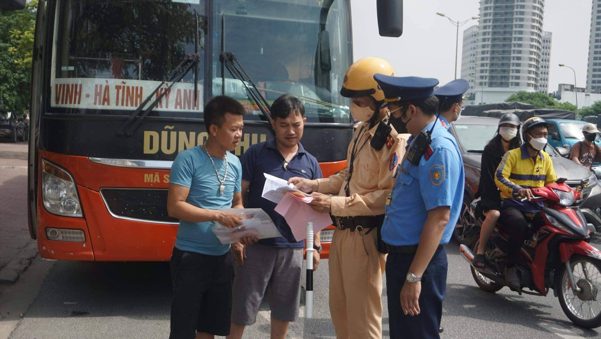  8 nhiệm vụ trọng tâm đảm bảo ATGT trong dịp cuối năm và Lễ hội mùa xuân - Ảnh 1.