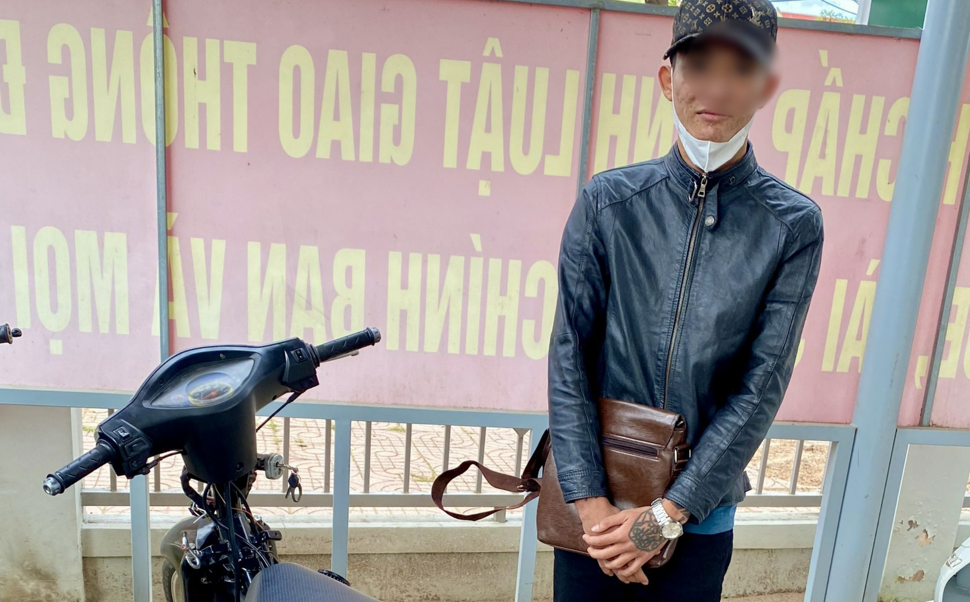 Xử lý xe không có gương chiếu hậu, CSGT Đắk Lắk phát hiện "quái xế" sử dụng ma túy - Ảnh 1.