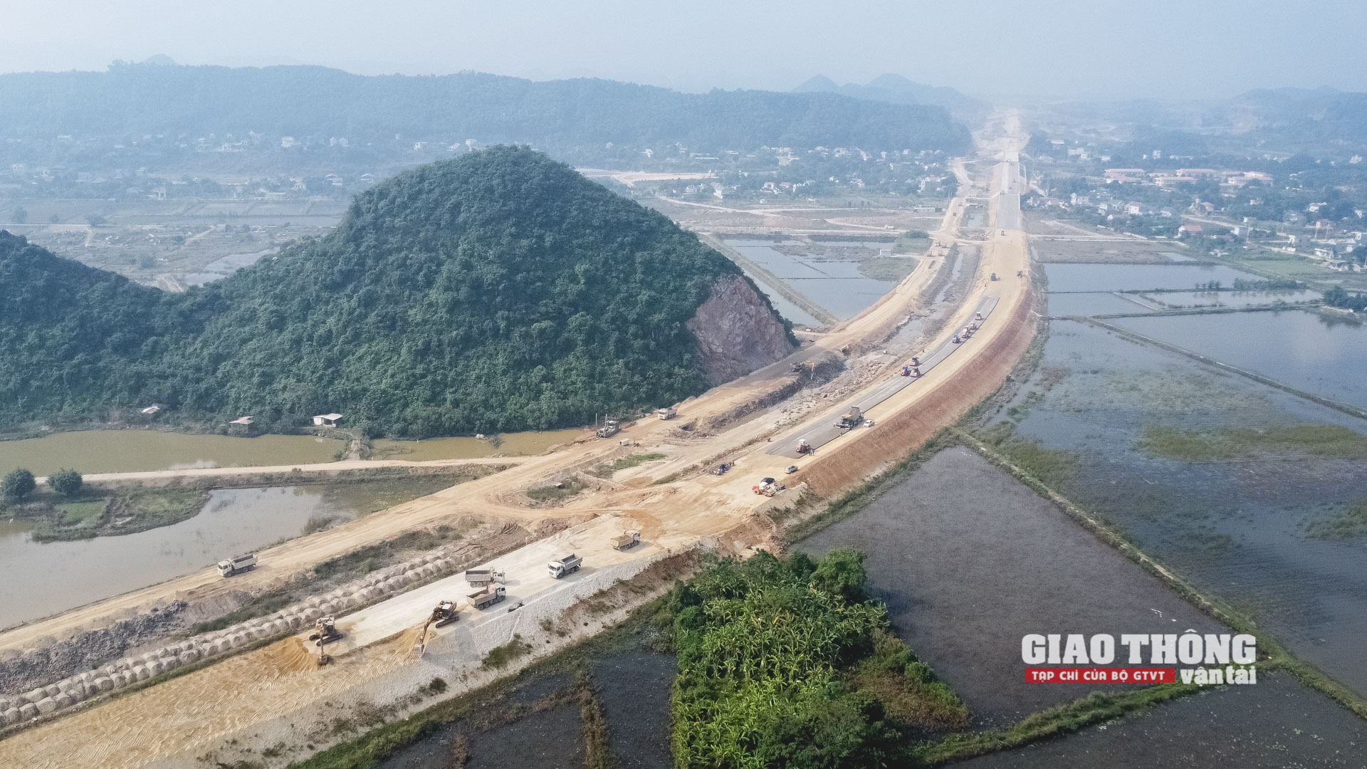 Hoàn toàn đáp ứng nguồn vật liệu đắp nền cao tốc Bắc - Nam giai đoạn 2 - Ảnh 1. Hoàn toàn đáp ứng nguồn vật liệu đắp nền cao tốc Bắc - Nam giai đoạn 2 - Ảnh 1.