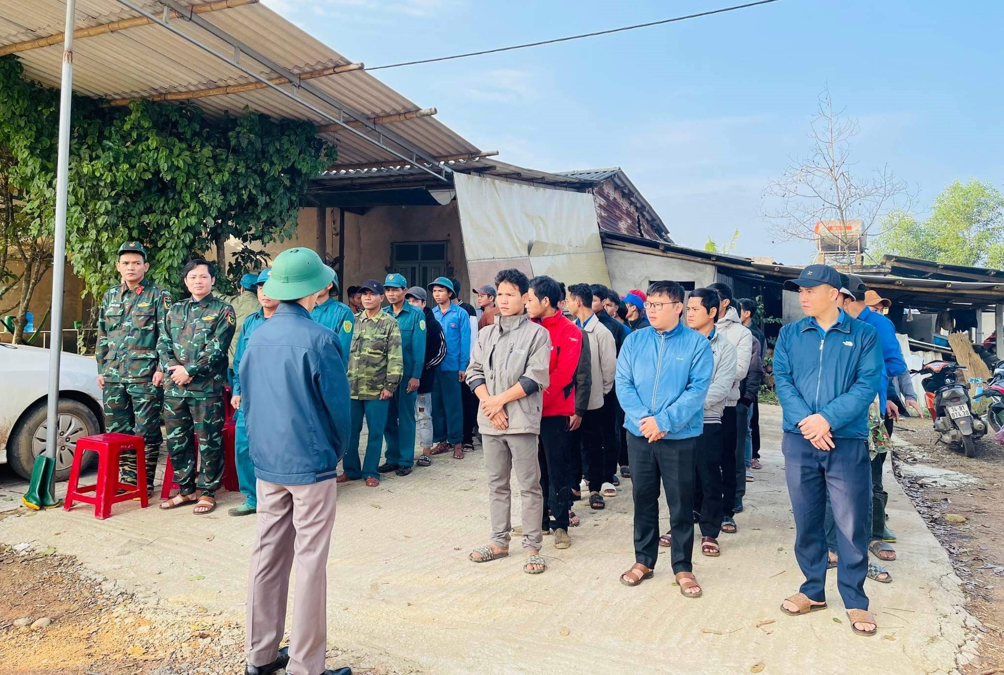 Cận cảnh ngày đêm giải phóng mặt bằng phục vụ thi công cao tốc Cam Lộ - Vạn Ninh - Ảnh 5. Cận cảnh ngày đêm giải phóng mặt bằng phục vụ thi công cao tốc Cam Lộ - Vạn Ninh - Ảnh 5.