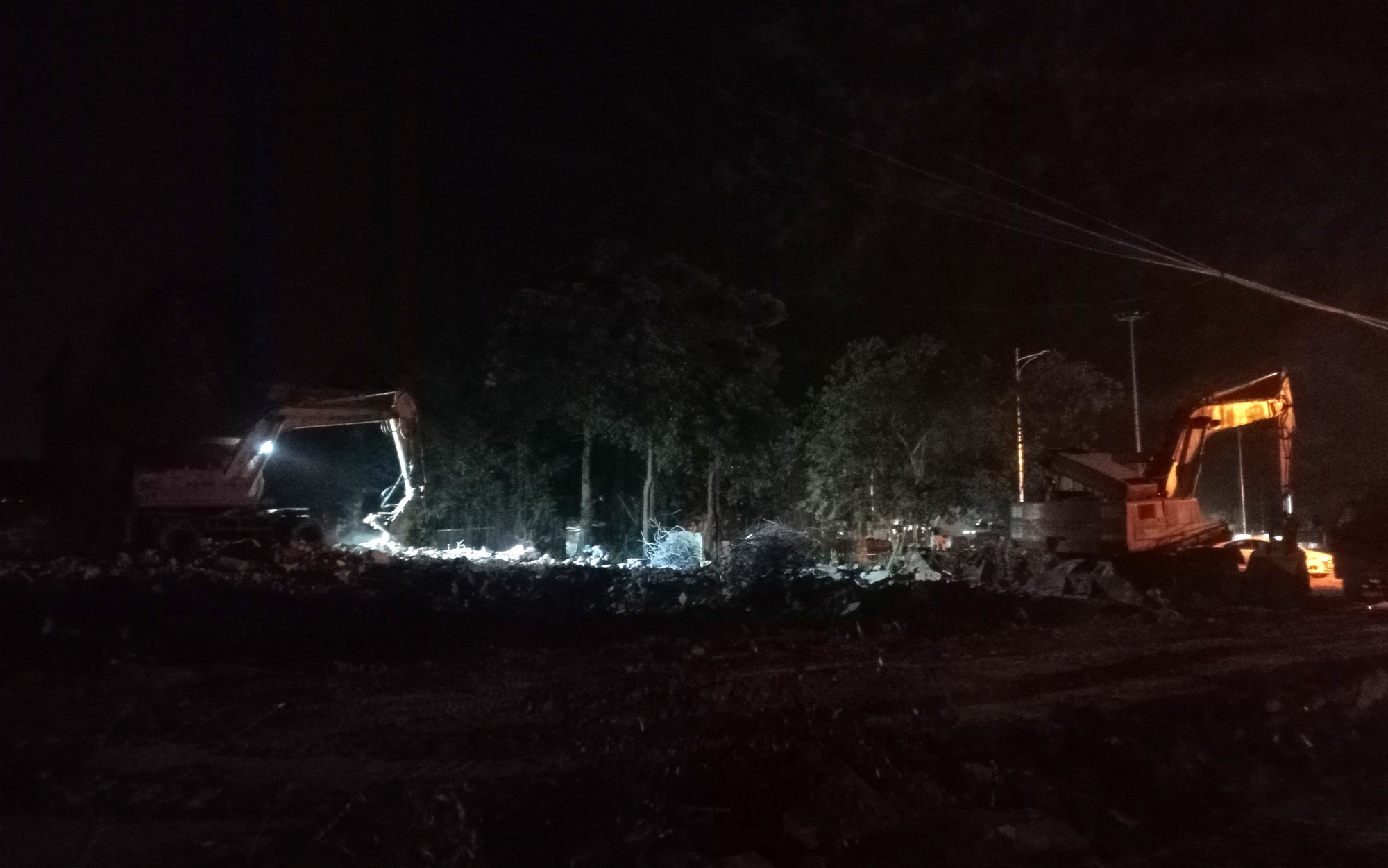 Cận cảnh ngày đêm giải phóng mặt bằng phục vụ thi công cao tốc Cam Lộ - Vạn Ninh - Ảnh 9. Cận cảnh ngày đêm giải phóng mặt bằng phục vụ thi công cao tốc Cam Lộ - Vạn Ninh - Ảnh 9.