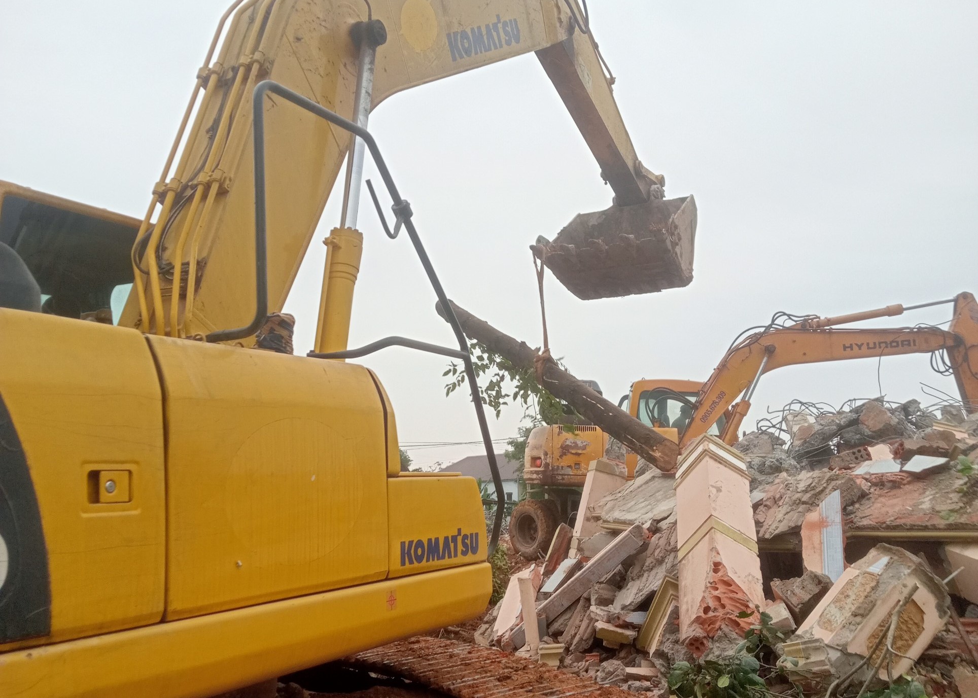 Cận cảnh ngày đêm giải phóng mặt bằng phục vụ thi công cao tốc Cam Lộ - Vạn Ninh - Ảnh 11. Cận cảnh ngày đêm giải phóng mặt bằng phục vụ thi công cao tốc Cam Lộ - Vạn Ninh - Ảnh 11.