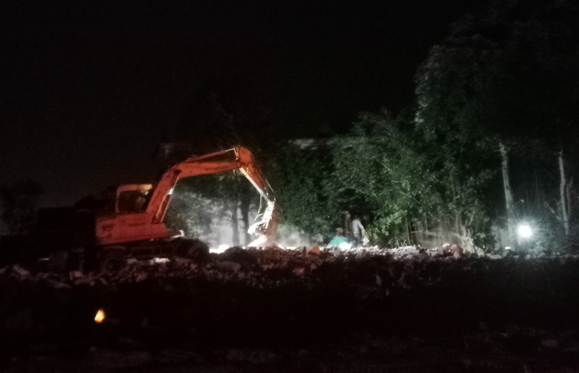 Cận cảnh ngày đêm giải phóng mặt bằng phục vụ thi công cao tốc Cam Lộ - Vạn Ninh - Ảnh 8. Cận cảnh ngày đêm giải phóng mặt bằng phục vụ thi công cao tốc Cam Lộ - Vạn Ninh - Ảnh 8.