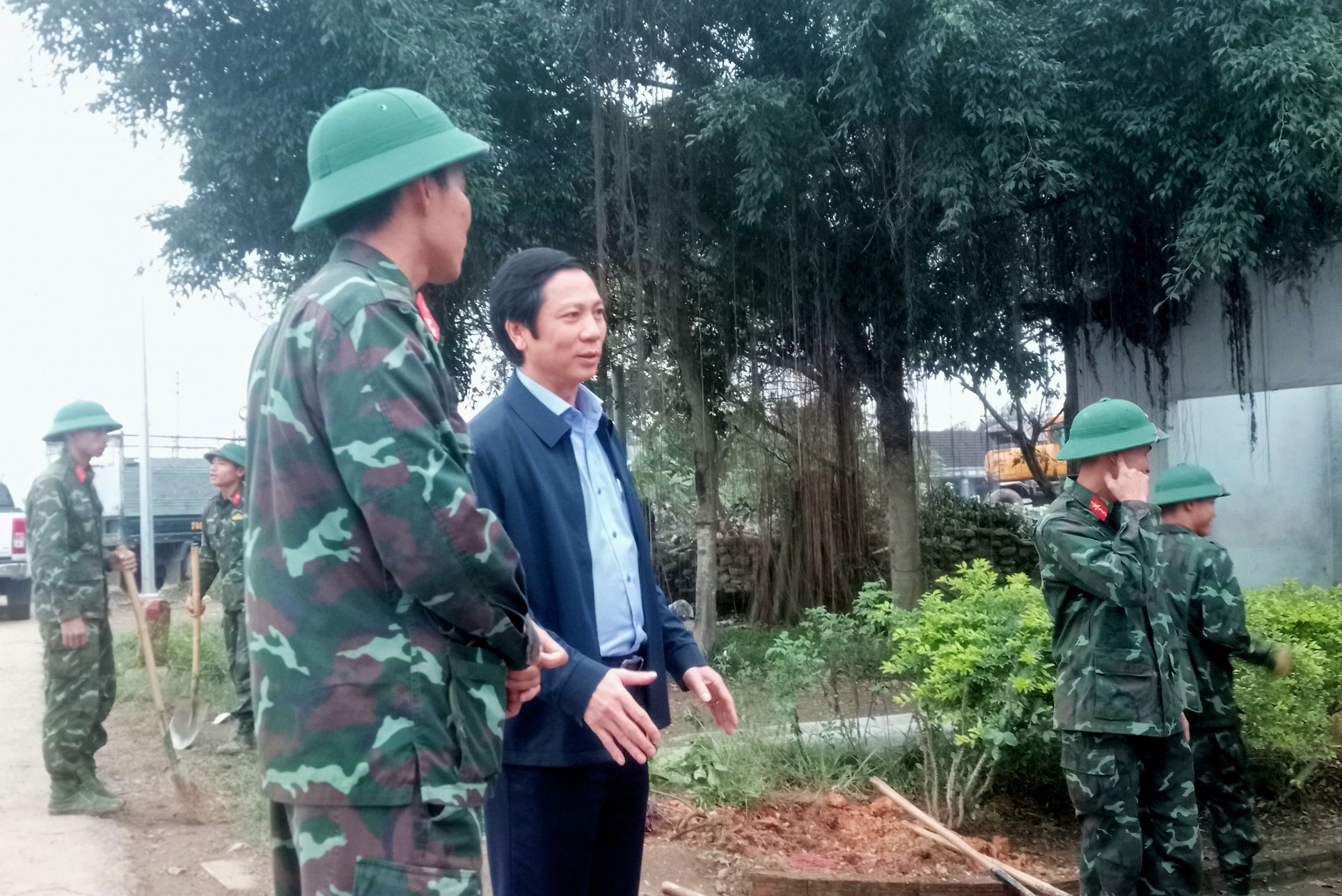 Cận cảnh ngày đêm giải phóng mặt bằng phục vụ thi công cao tốc Cam Lộ - Vạn Ninh - Ảnh 4. Cận cảnh ngày đêm giải phóng mặt bằng phục vụ thi công cao tốc Cam Lộ - Vạn Ninh - Ảnh 4.