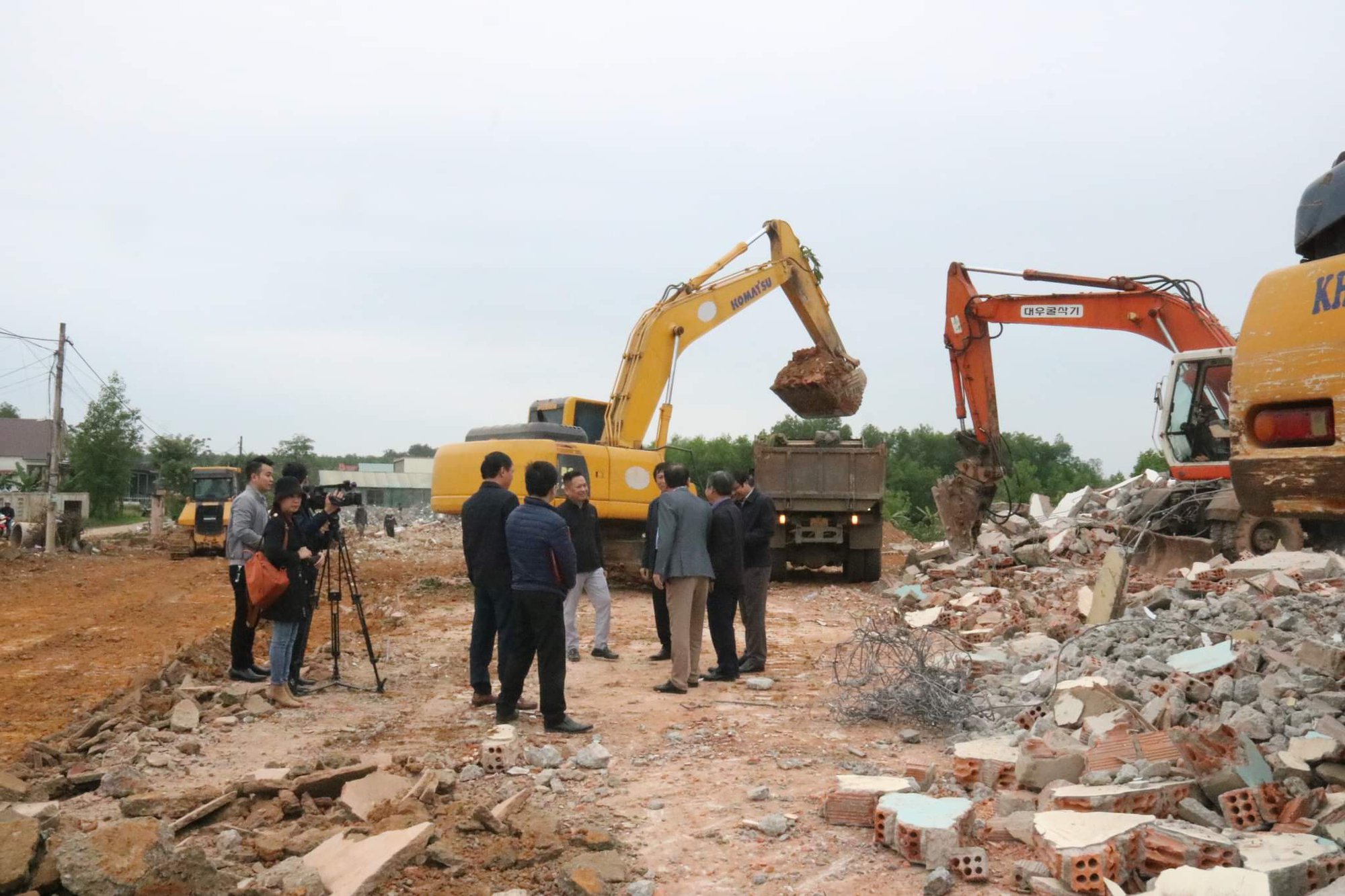 Cận cảnh ngày đêm giải phóng mặt bằng phục vụ thi công cao tốc Cam Lộ - Vạn Ninh - Ảnh 13. Cận cảnh ngày đêm giải phóng mặt bằng phục vụ thi công cao tốc Cam Lộ - Vạn Ninh - Ảnh 13.