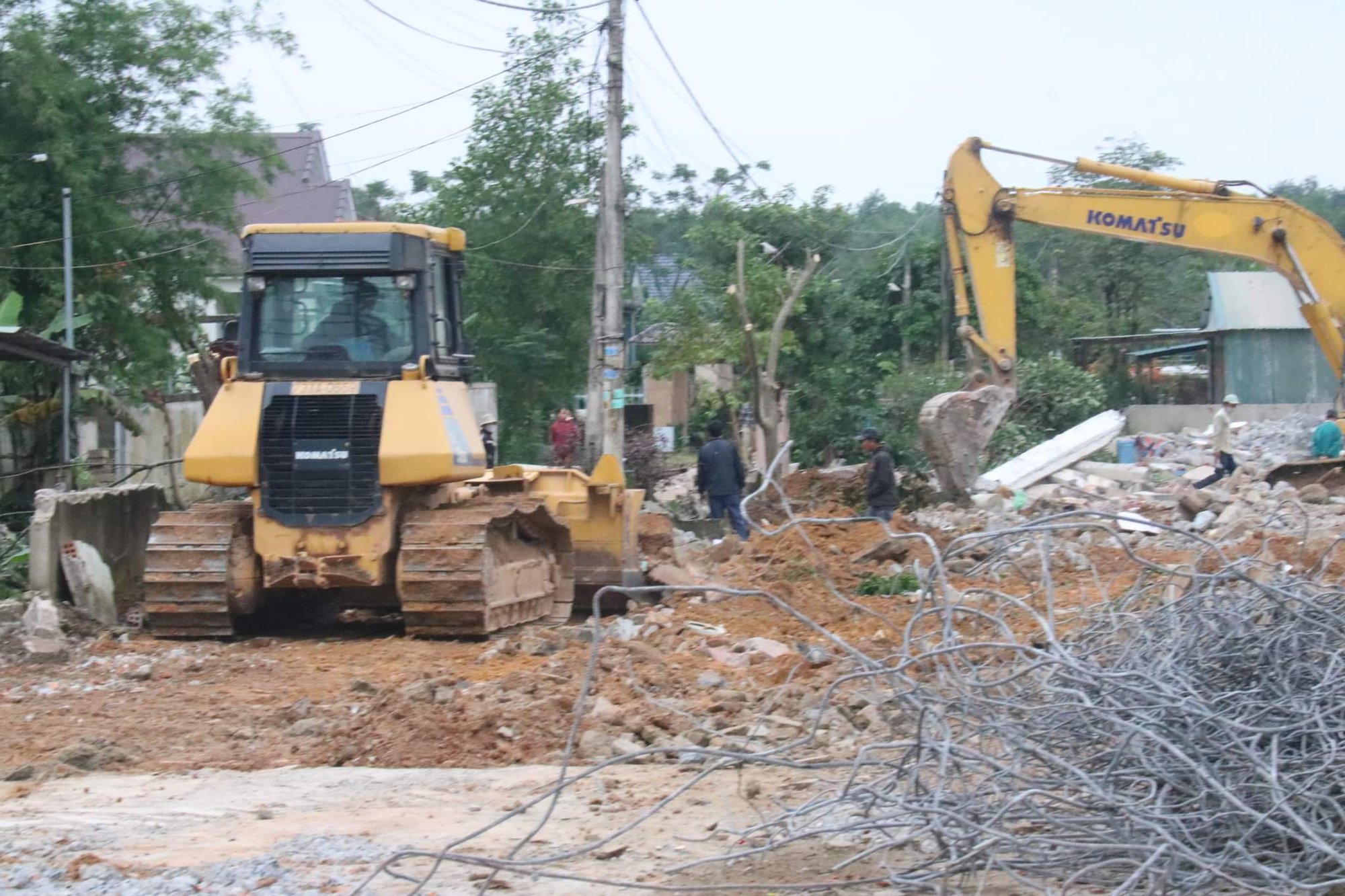 Cận cảnh ngày đêm giải phóng mặt bằng phục vụ thi công cao tốc Cam Lộ - Vạn Ninh - Ảnh 12. Cận cảnh ngày đêm giải phóng mặt bằng phục vụ thi công cao tốc Cam Lộ - Vạn Ninh - Ảnh 12.