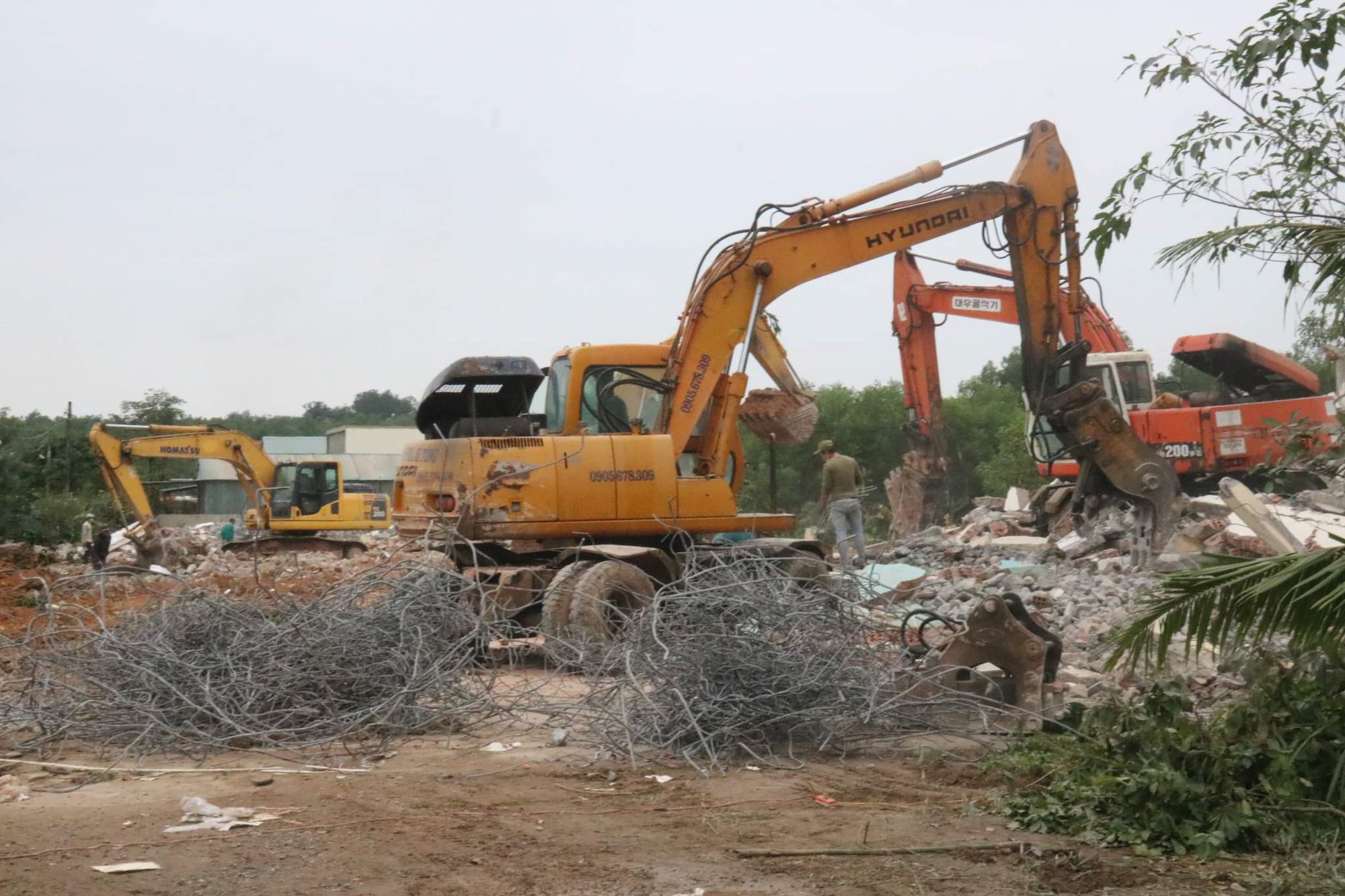 Cận cảnh ngày đêm giải phóng mặt bằng phục vụ thi công cao tốc Cam Lộ - Vạn Ninh - Ảnh 1. Cận cảnh ngày đêm giải phóng mặt bằng phục vụ thi công cao tốc Cam Lộ - Vạn Ninh - Ảnh 1.