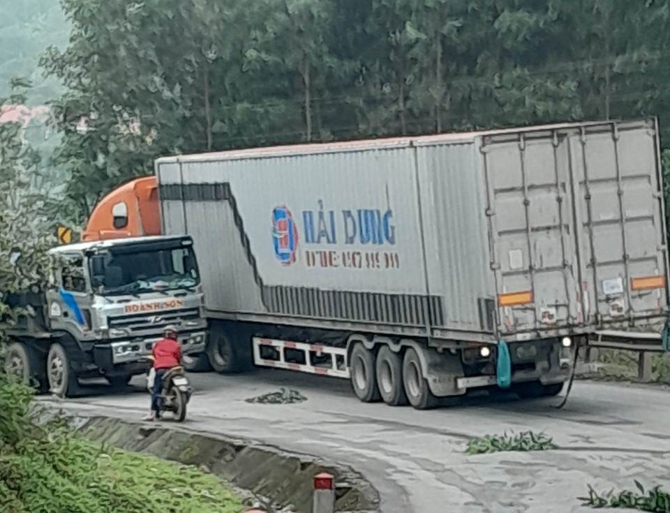 Tổng Cục hải quan chỉ đạo giám sát chặt với xe tải quá khổ thông quan - Ảnh 1.