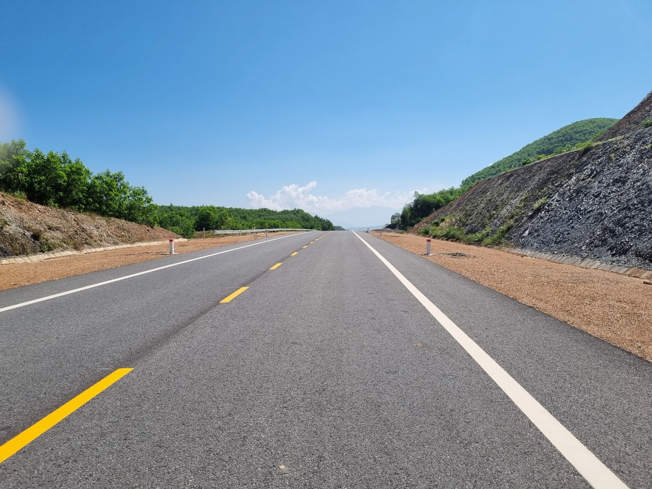 Cận cảnh dự án cao tốc 7.669 tỷ đồng nối Quảng Trị - Huế chuẩn bị đưa vào khai thác - Ảnh 3.