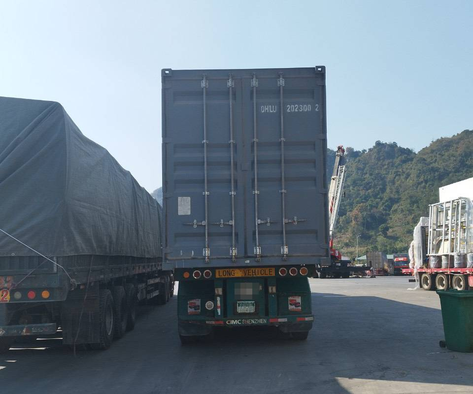 Tổng Cục hải quan chỉ đạo giám sát chặt với xe tải quá khổ thông quan - Ảnh 2.