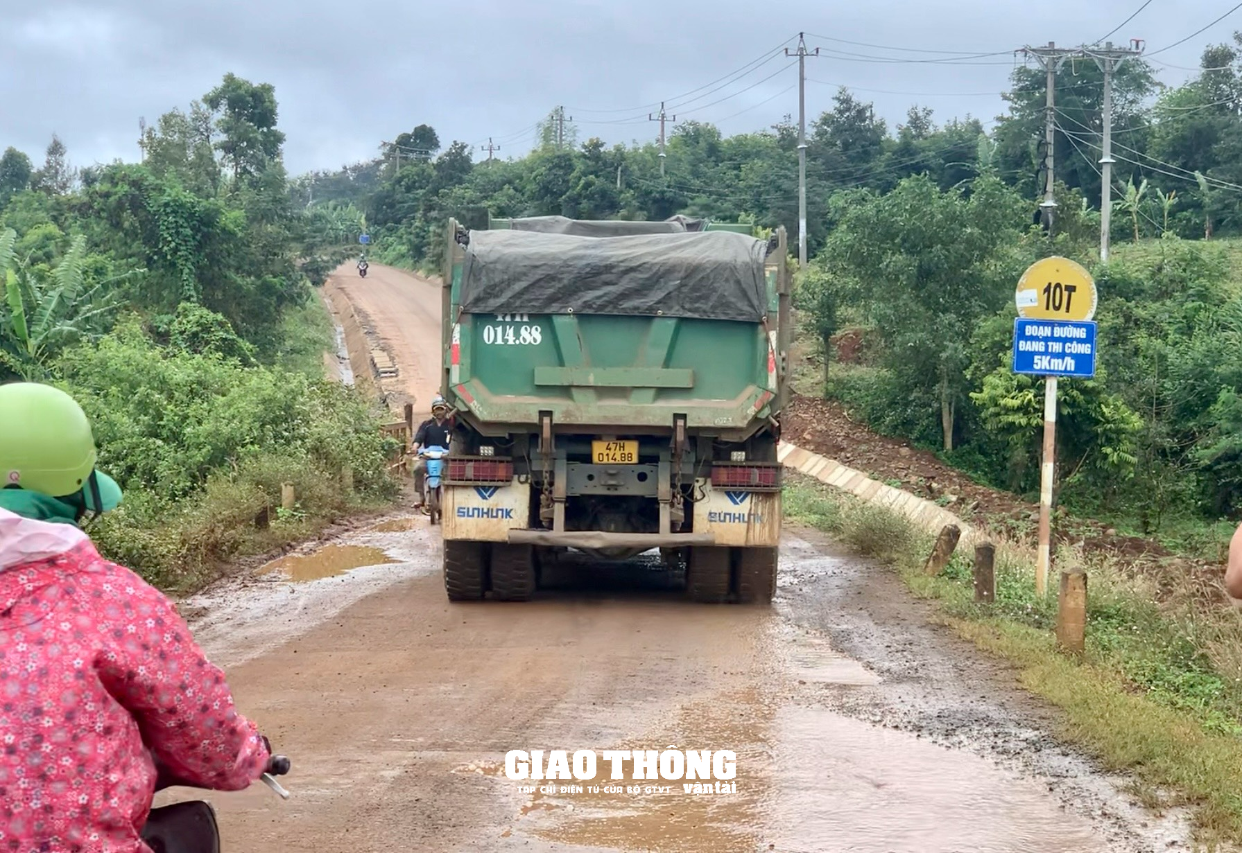 Xe ben chở đá "bức tử" cầu đường có giới hạn tải trọng 10 tấn ở Đắk Lắk - Ảnh 1.