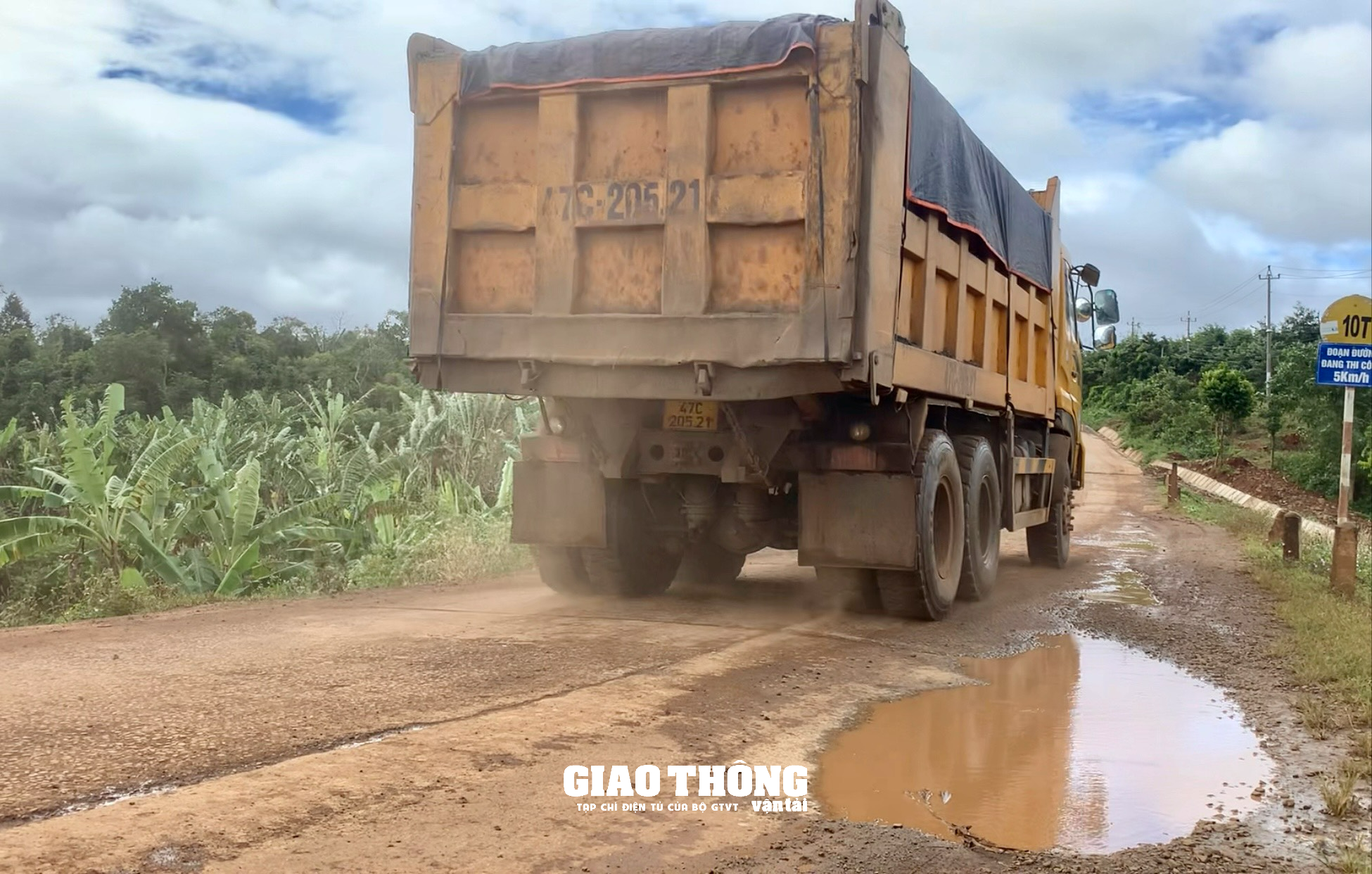 Xe ben chở đá "bức tử" cầu đường có giới hạn tải trọng 10 tấn ở Đắk Lắk - Ảnh 2.