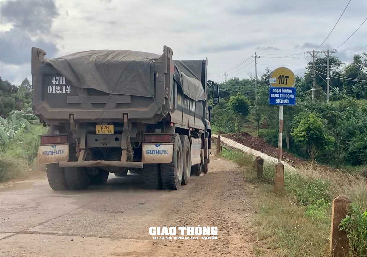 Xe ben chở đá "bức tử" cầu đường có giới hạn tải trọng 10 tấn ở Đắk Lắk - Ảnh 3.