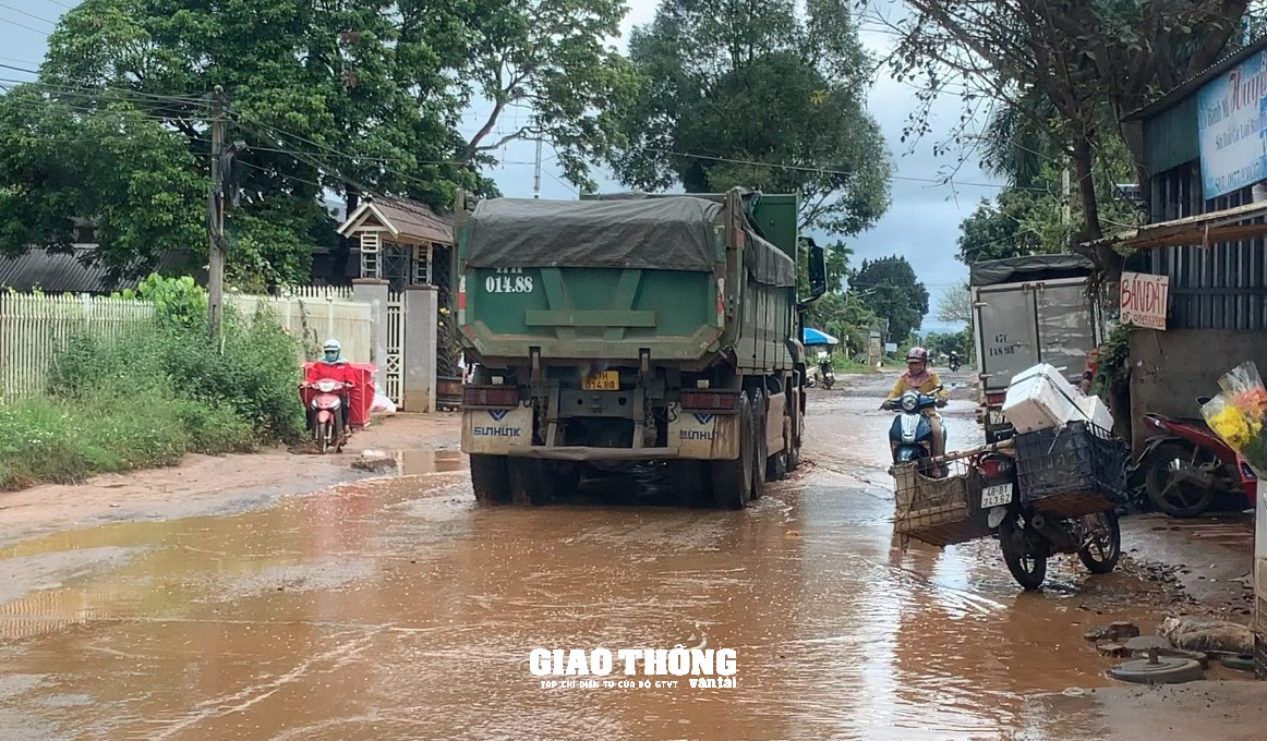 Xe ben chở đá "bức tử" cầu đường có giới hạn tải trọng 10 tấn ở Đắk Lắk - Ảnh 4.