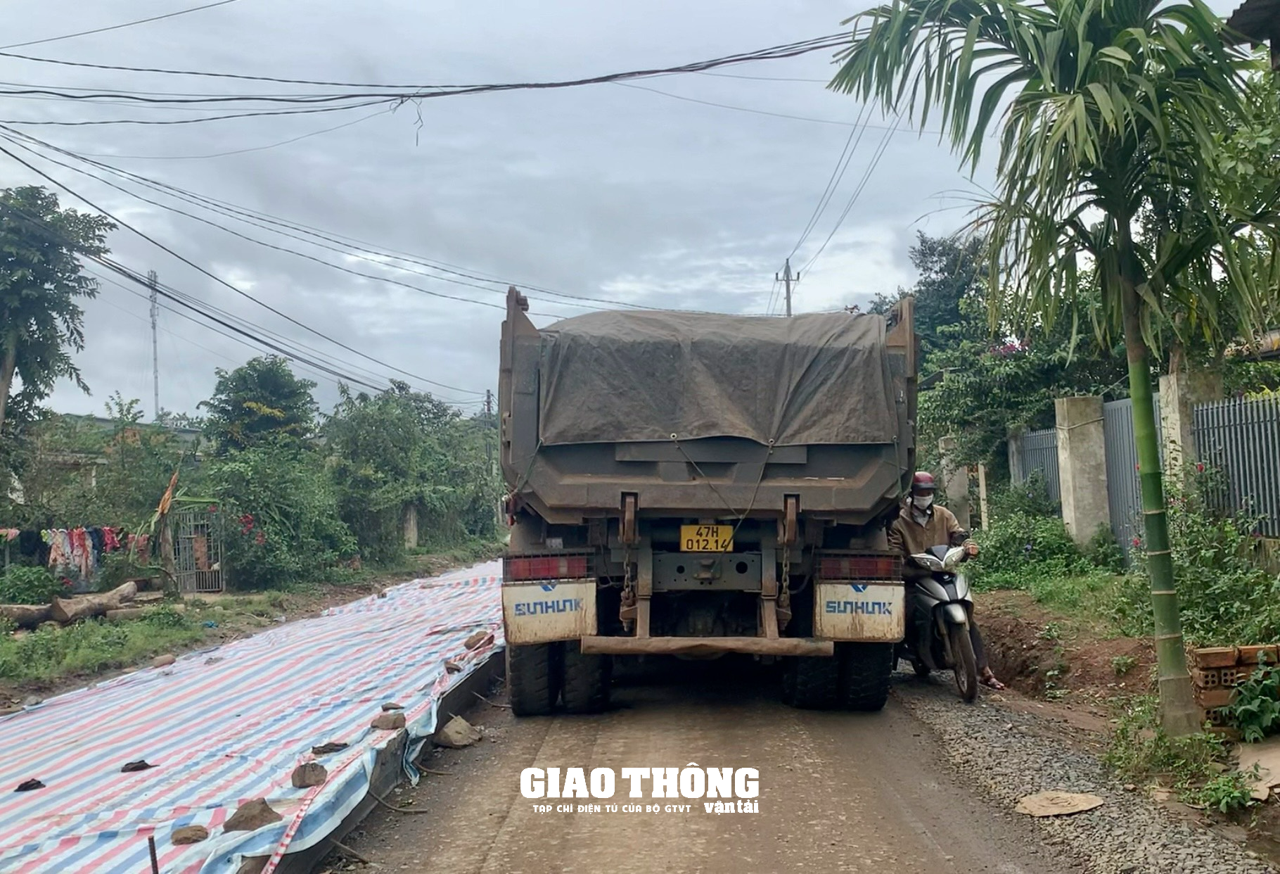 Xe ben chở đá "bức tử" cầu đường có giới hạn tải trọng 10 tấn ở Đắk Lắk - Ảnh 6.