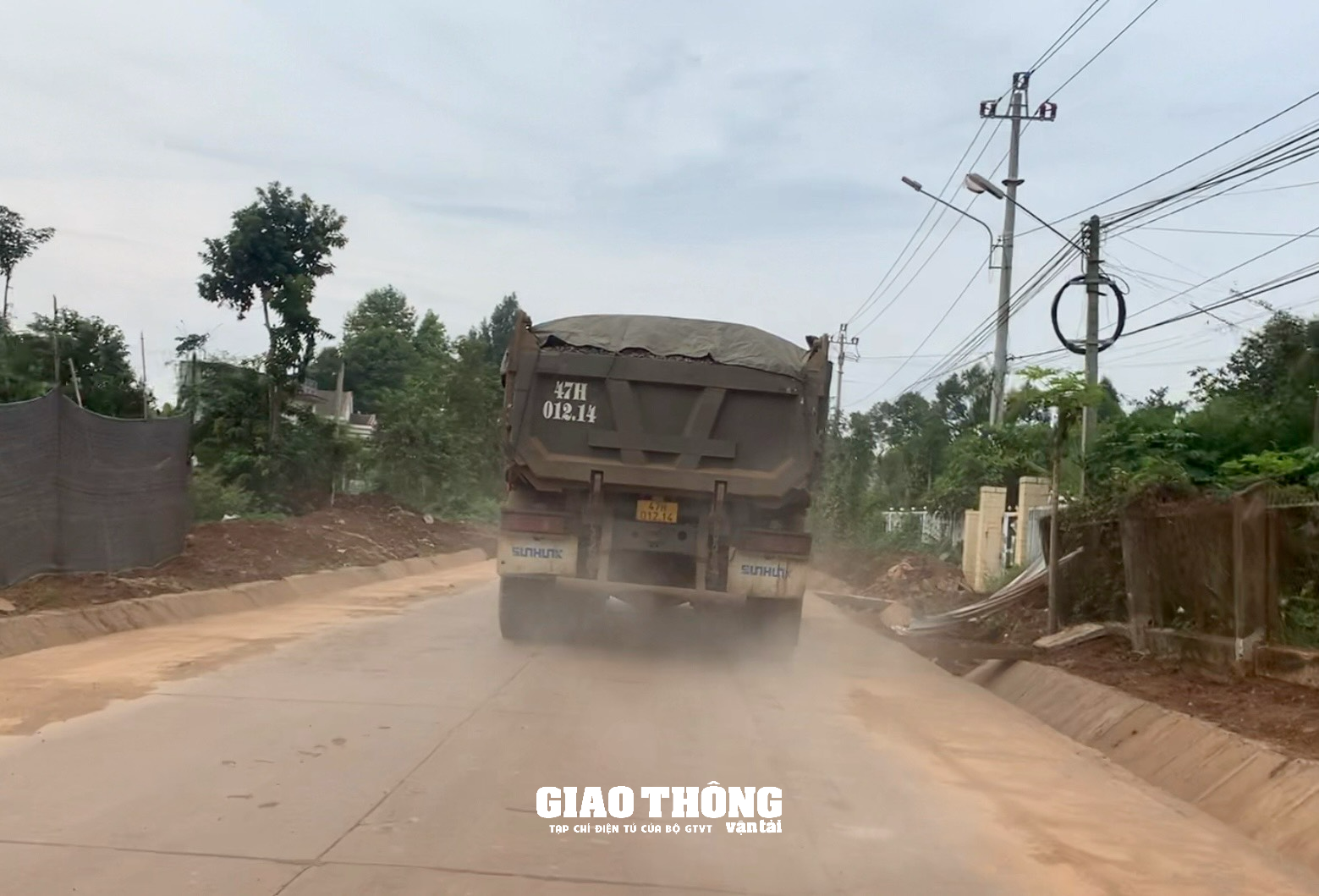 Xe ben chở đá "bức tử" cầu đường có giới hạn tải trọng 10 tấn ở Đắk Lắk - Ảnh 7.