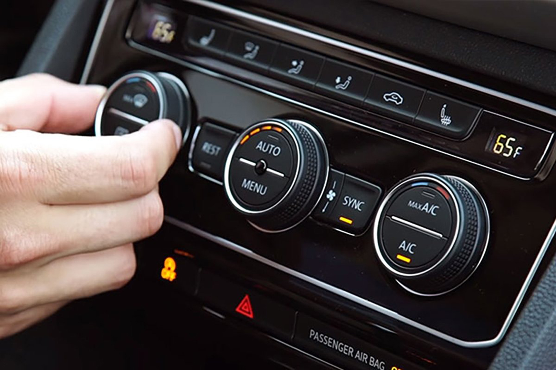 Những cách giảm nhiệt nhanh trên ô tô mùa hè - Ảnh 2.