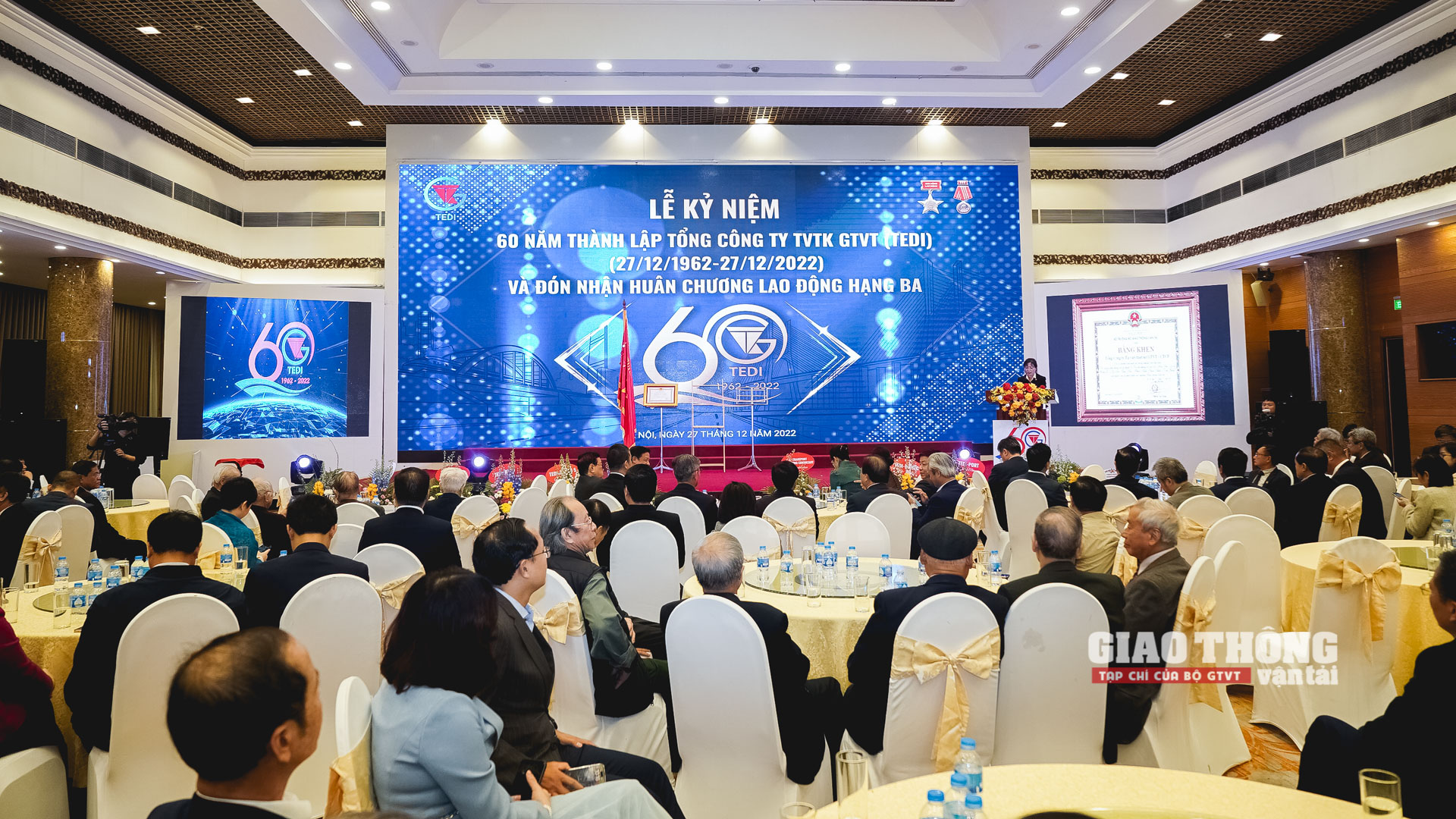 TEDI đón nhận Huân chương Lao động hạng Ba - Ảnh 1. TEDI đón nhận Huân chương Lao động hạng Ba - Ảnh 1.