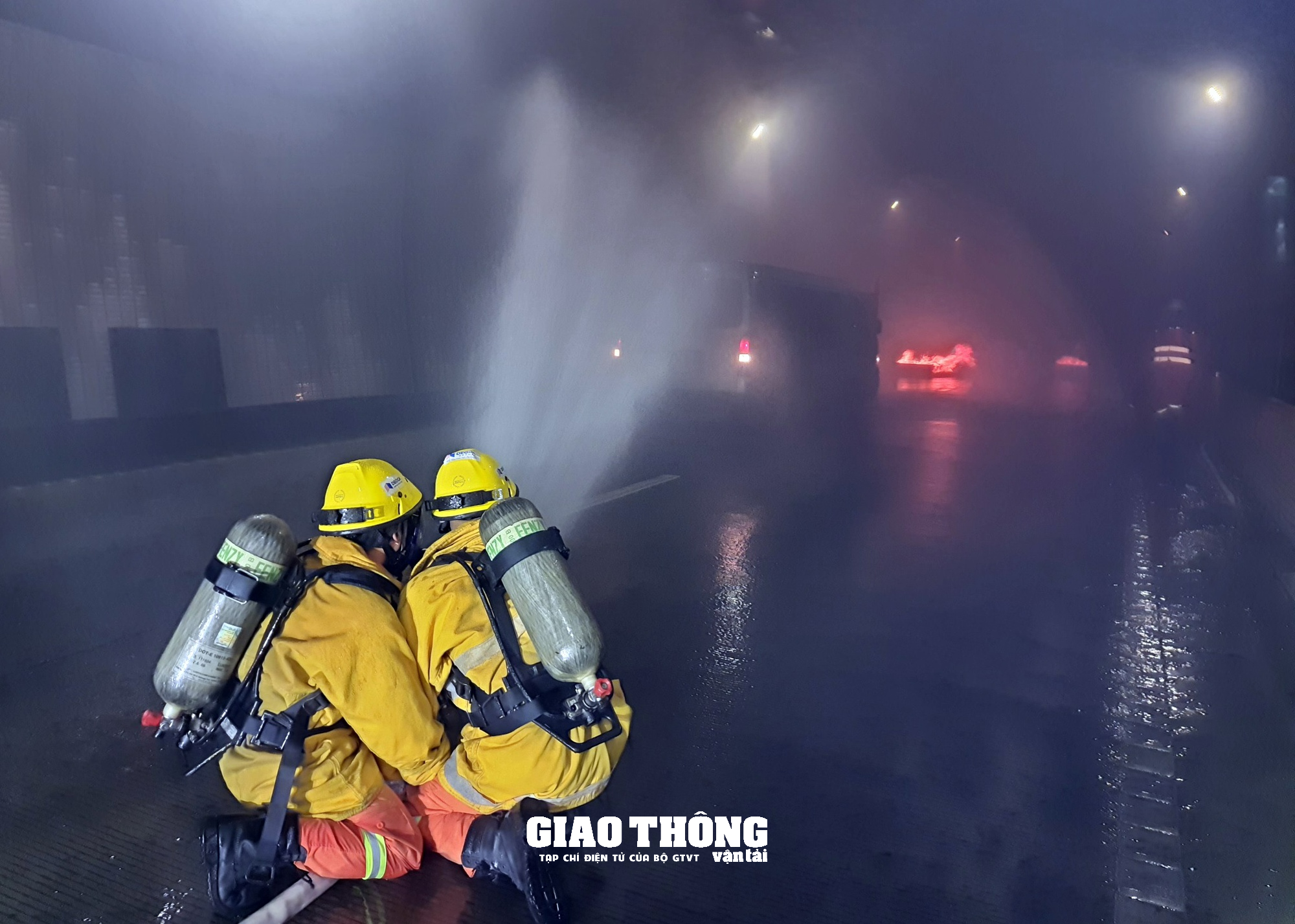 Cận cảnh việc cứu nạn, cứu hộ xe bị tai nạn bốc cháy trong hầm Hải Vân - Ảnh 1.