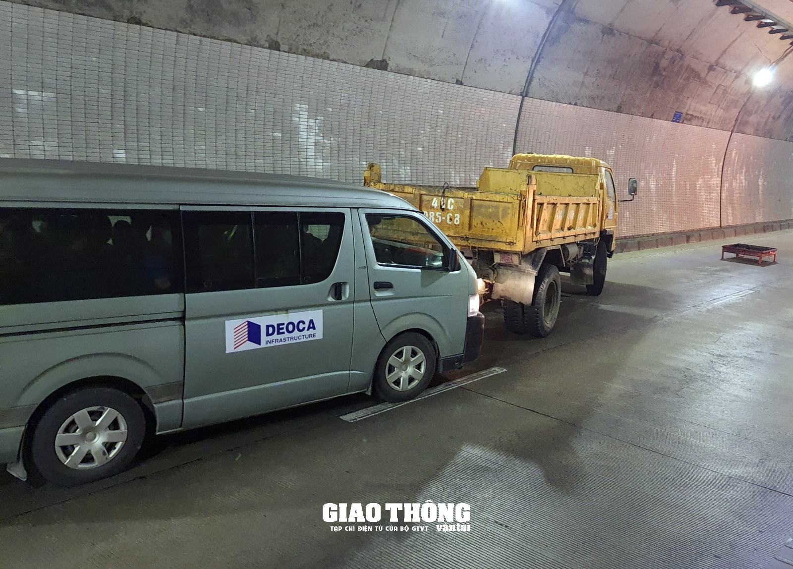 Cận cảnh việc cứu nạn, cứu hộ xe bị tai nạn bốc cháy trong hầm Hải Vân - Ảnh 4.