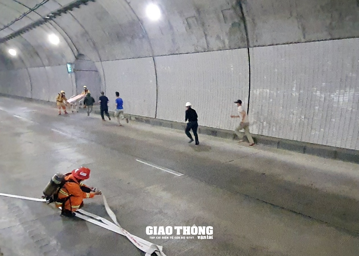 Cận cảnh việc cứu nạn, cứu hộ xe bị tai nạn bốc cháy trong hầm Hải Vân - Ảnh 5.