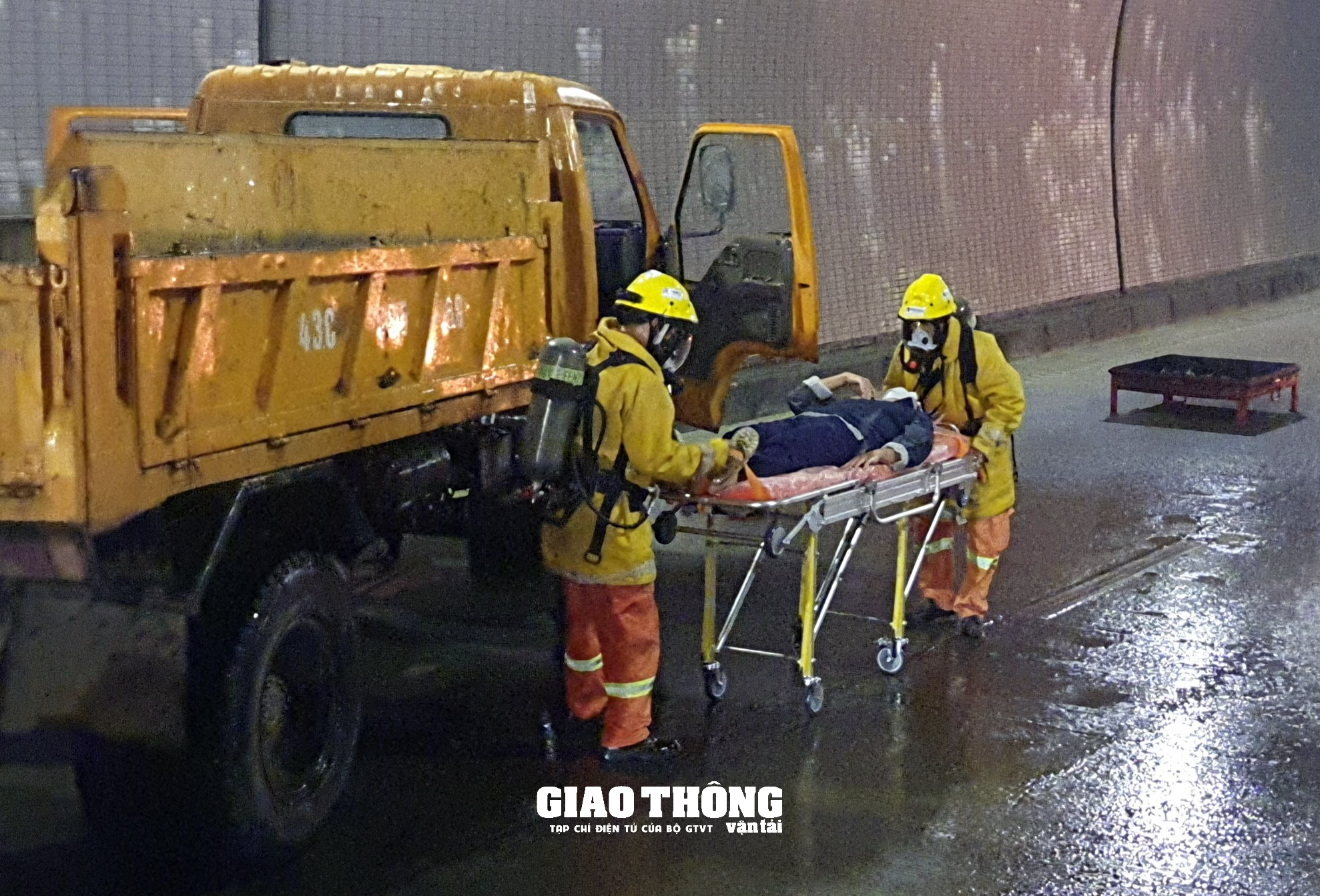 Cận cảnh việc cứu nạn, cứu hộ xe bị tai nạn bốc cháy trong hầm Hải Vân - Ảnh 6.