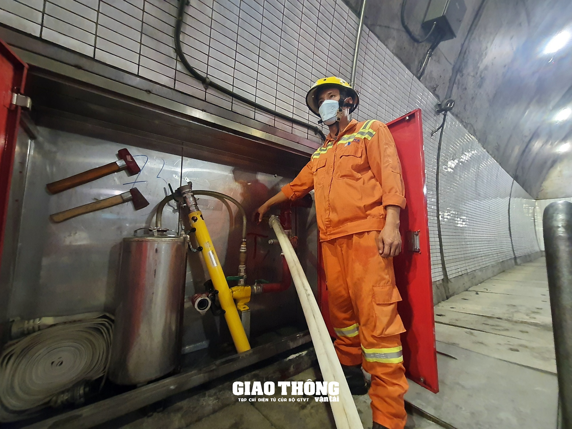 Cận cảnh việc cứu nạn, cứu hộ xe bị tai nạn bốc cháy trong hầm Hải Vân - Ảnh 7.