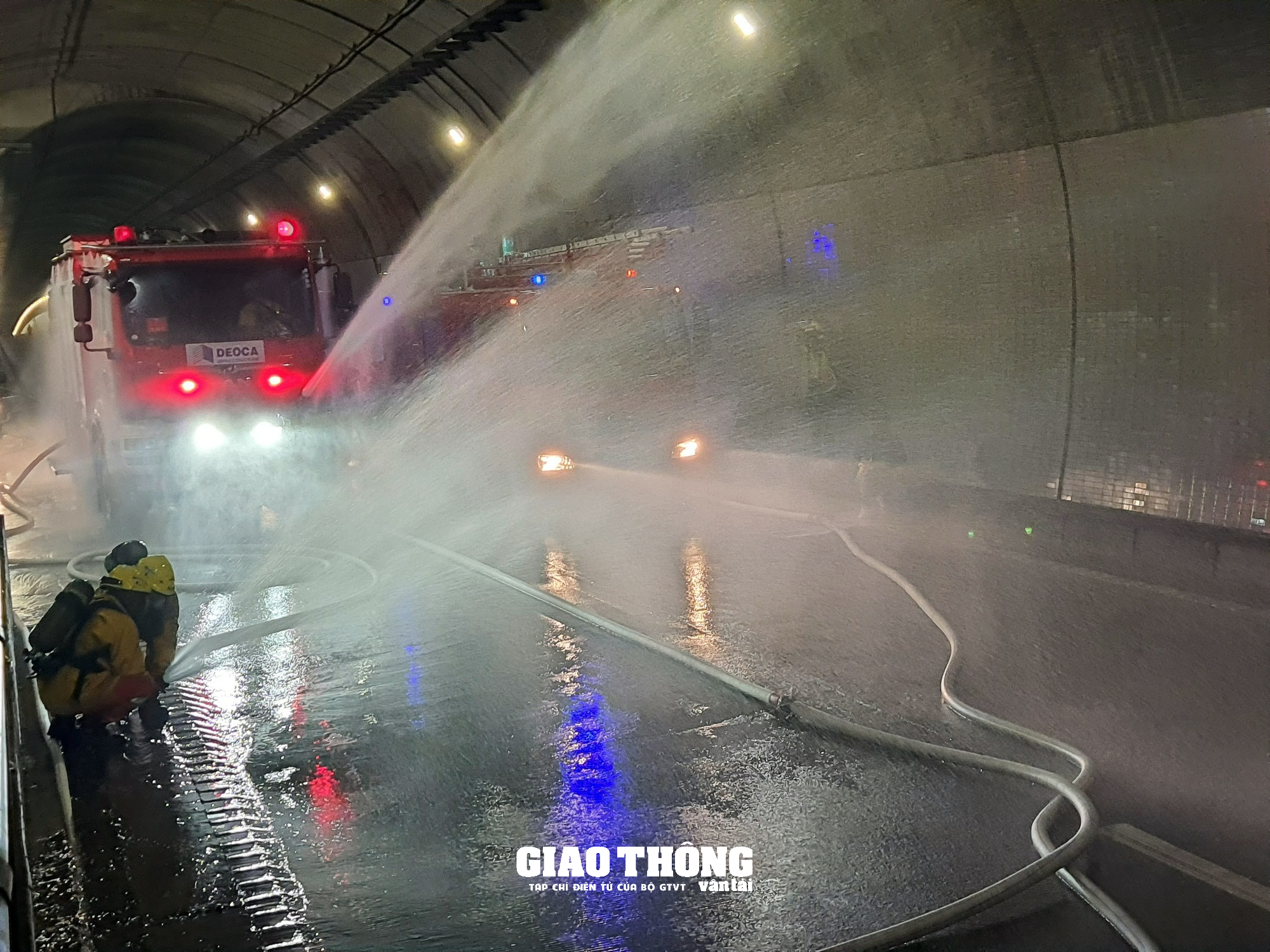 Cận cảnh việc cứu nạn, cứu hộ xe bị tai nạn bốc cháy trong hầm Hải Vân - Ảnh 9.