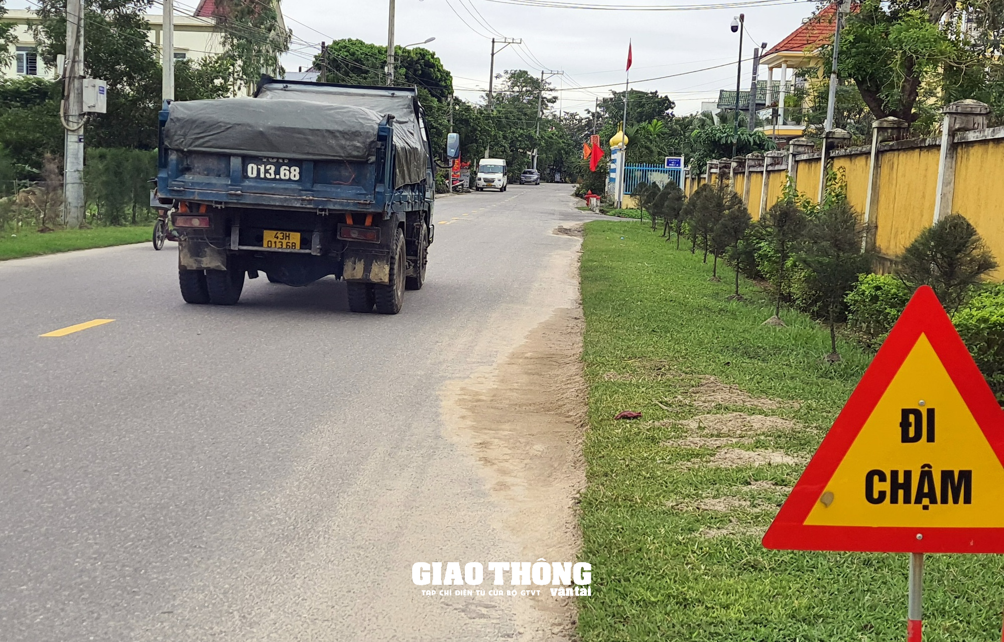 Đà Nẵng: Xe ben chở đất, đá dấu hiệu quá tải "phá" đường làng - Ảnh 1.